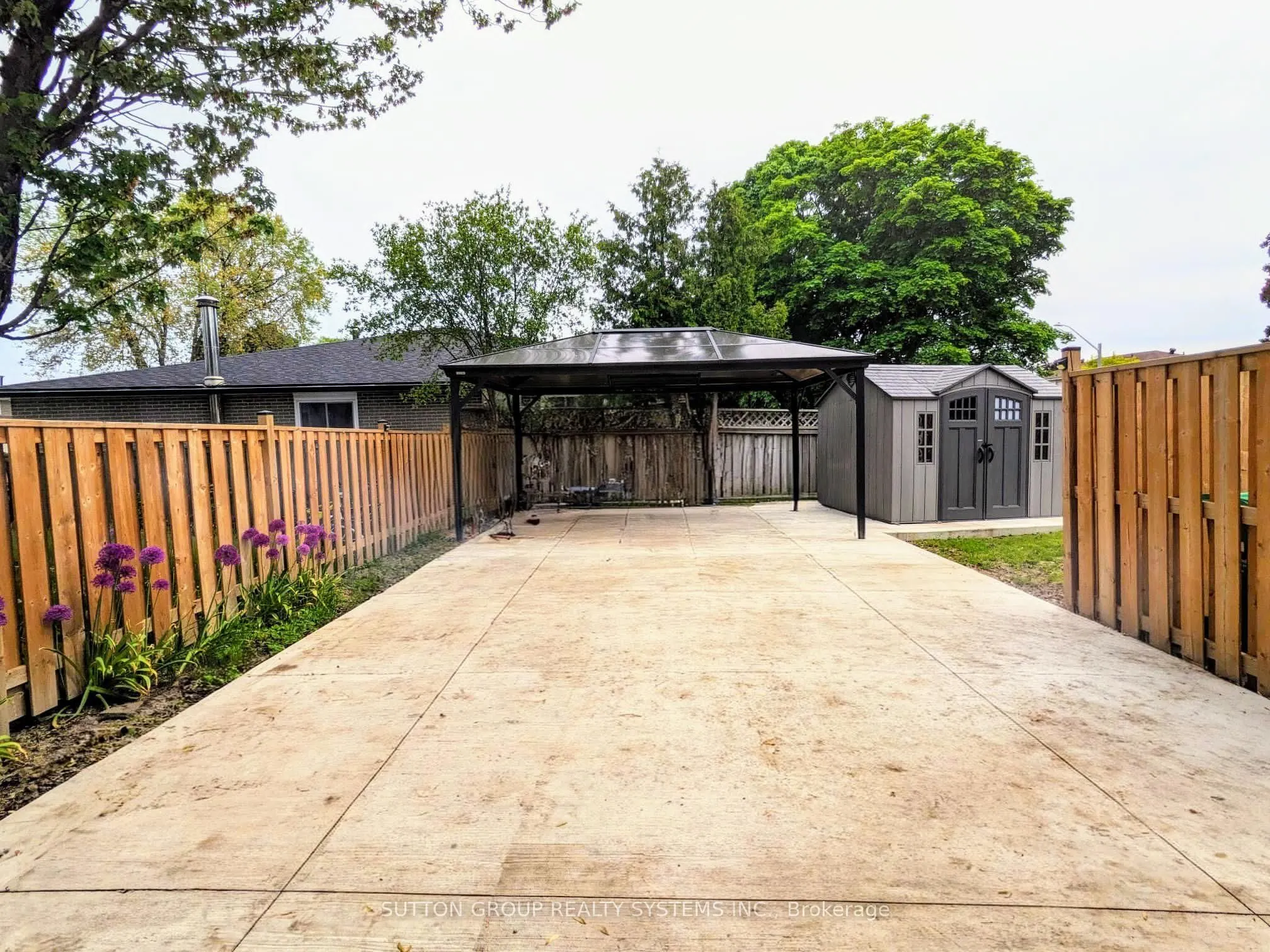 33 Earlsdale Crescent