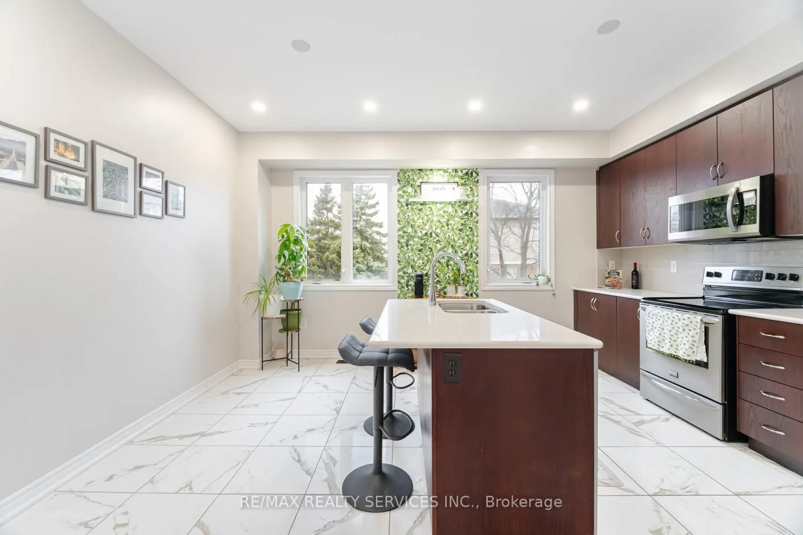 1410 Granrock Crescent