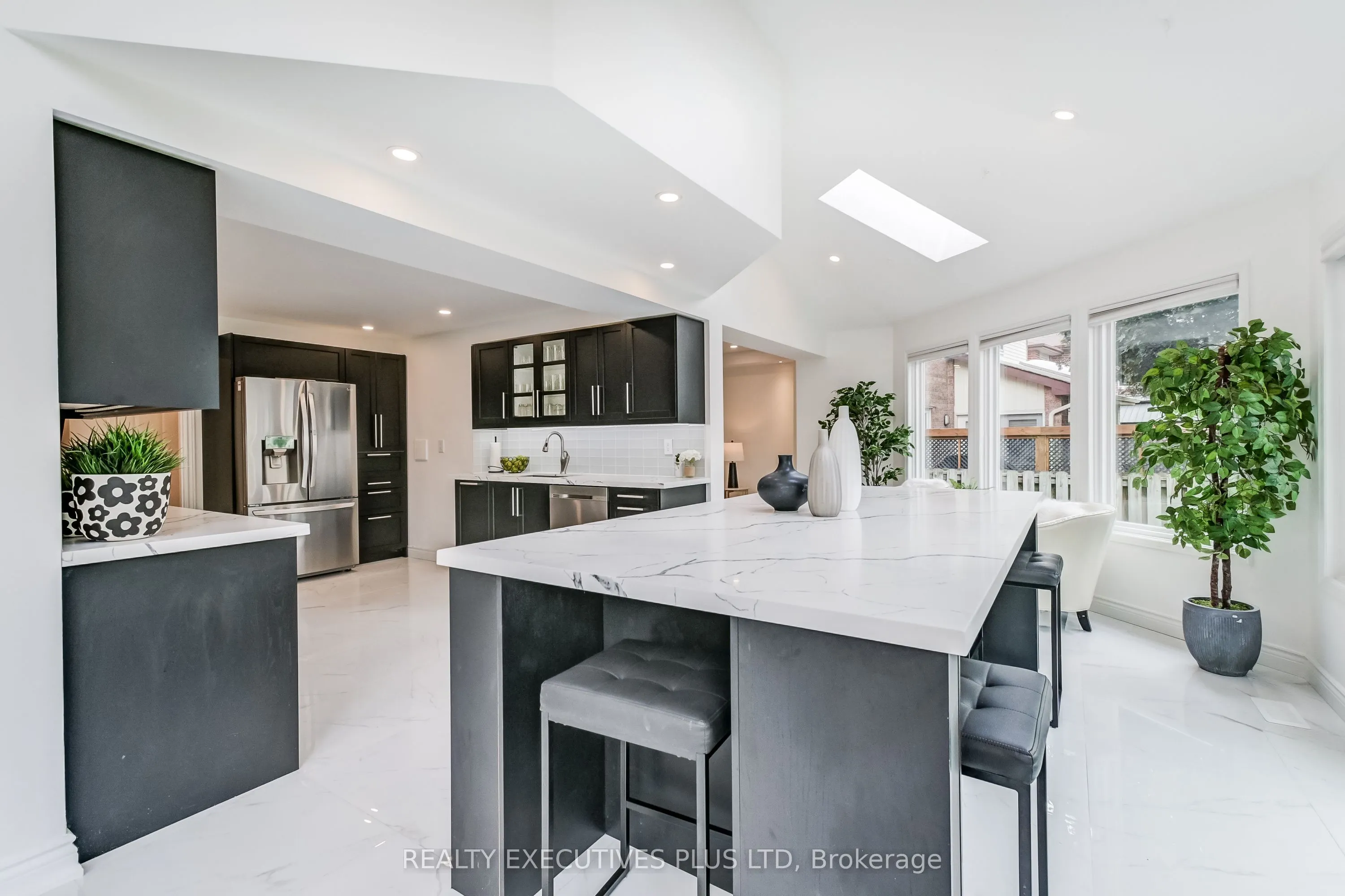 6982 Danton Promenade