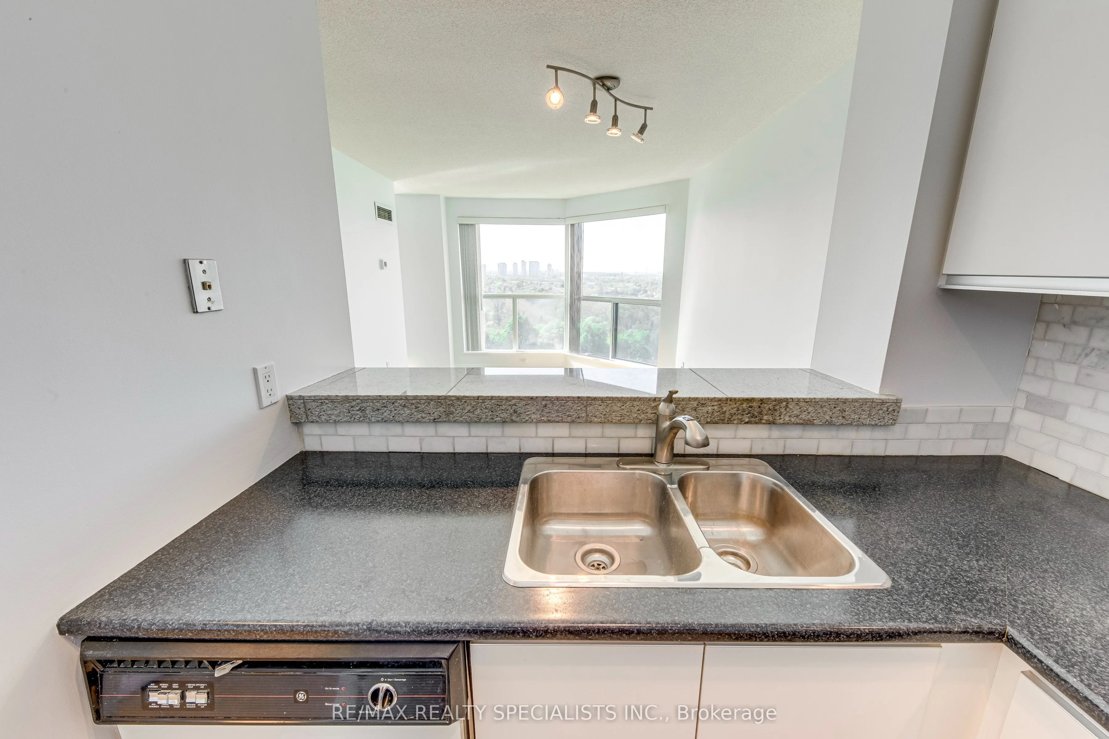 2177 Burnhamthorpe Road W, #1807