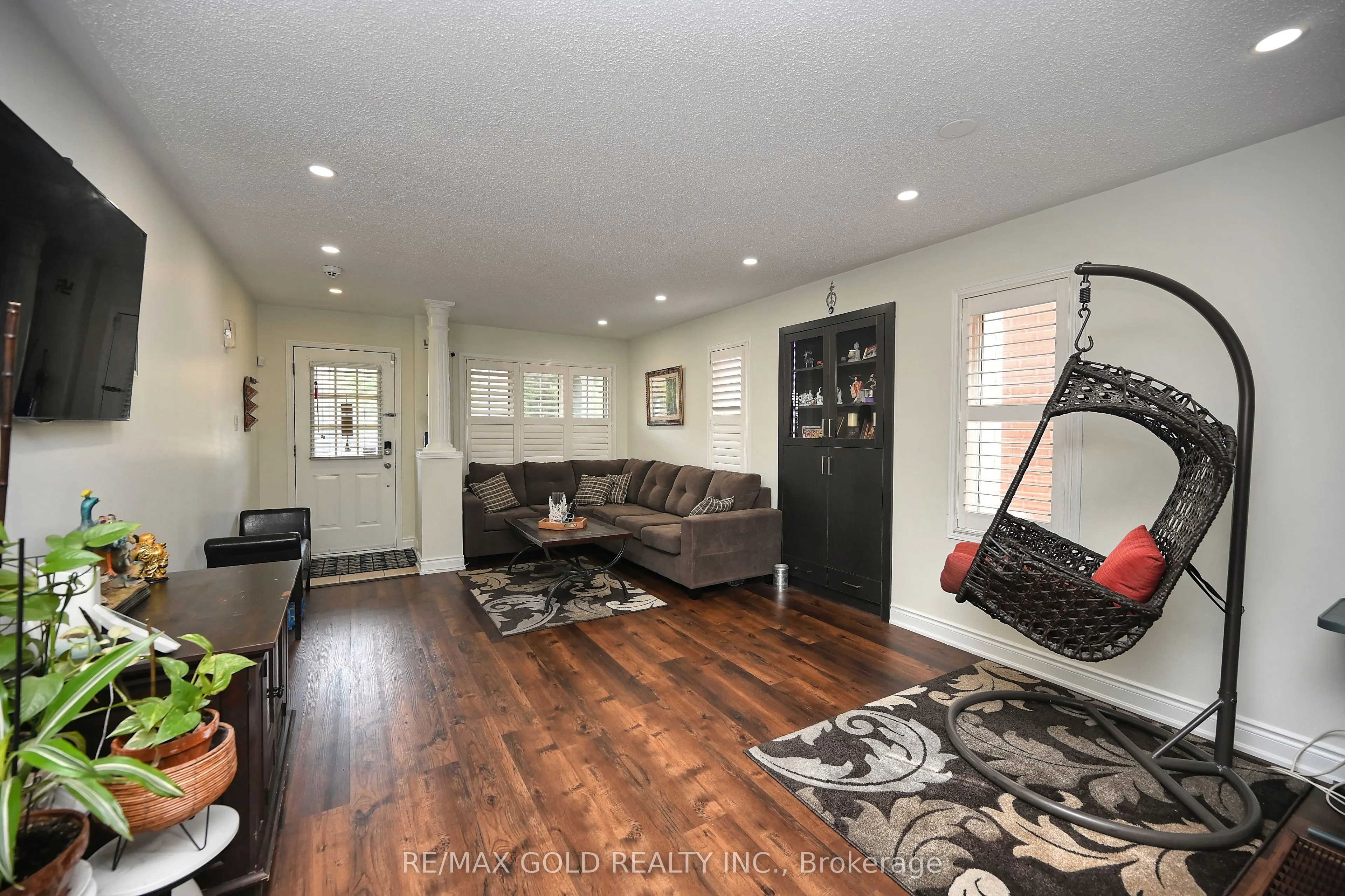 34 Saintsbury Crescent