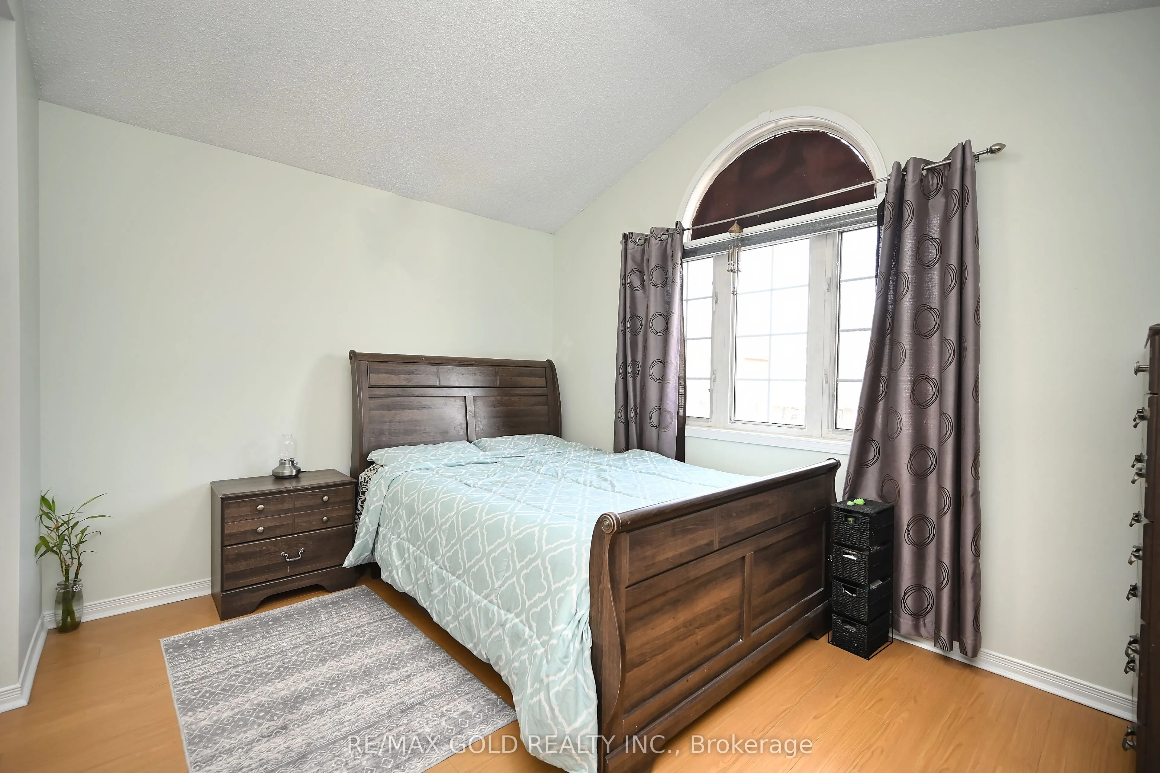 34 Saintsbury Crescent