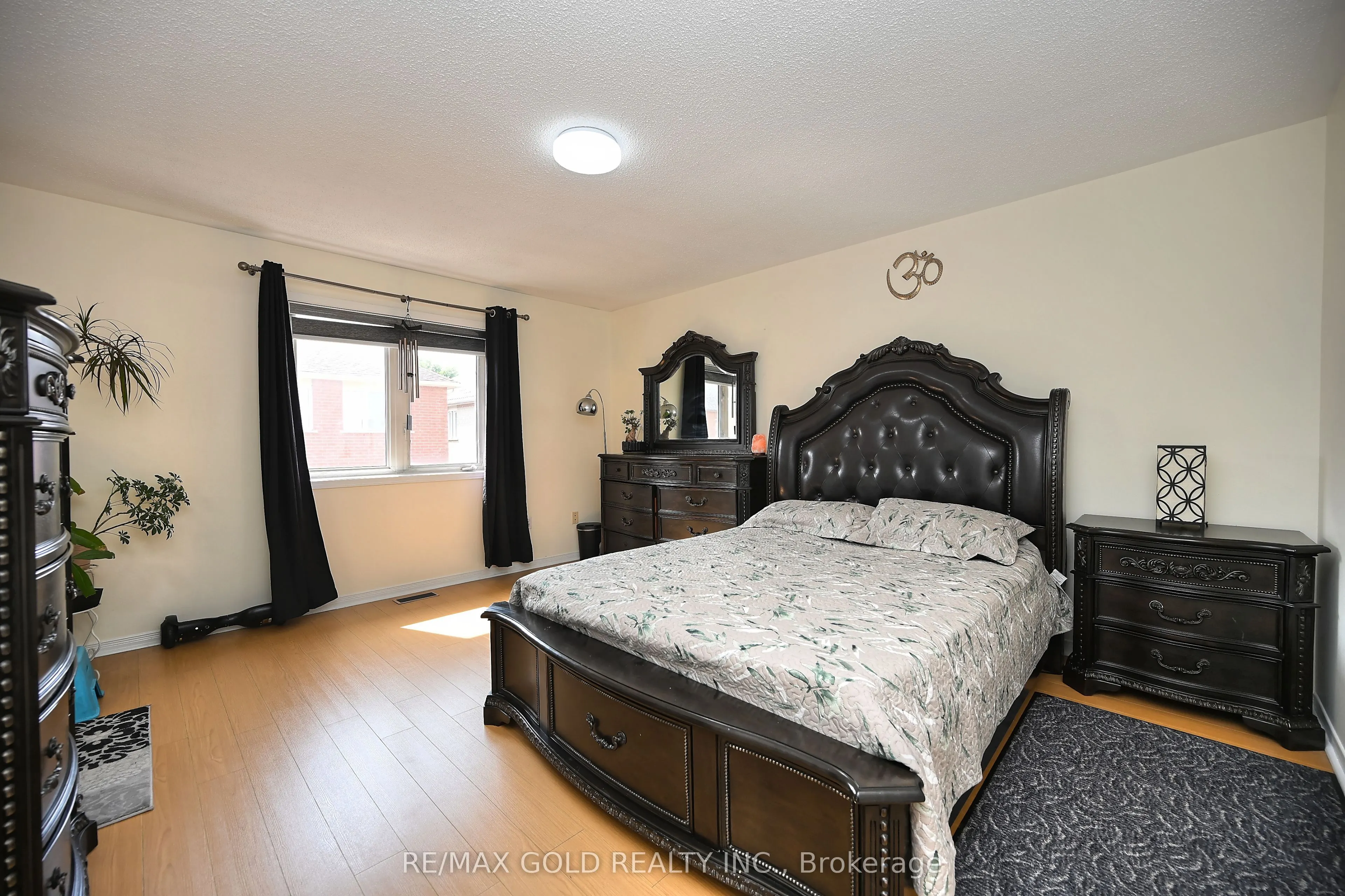 34 Saintsbury Crescent