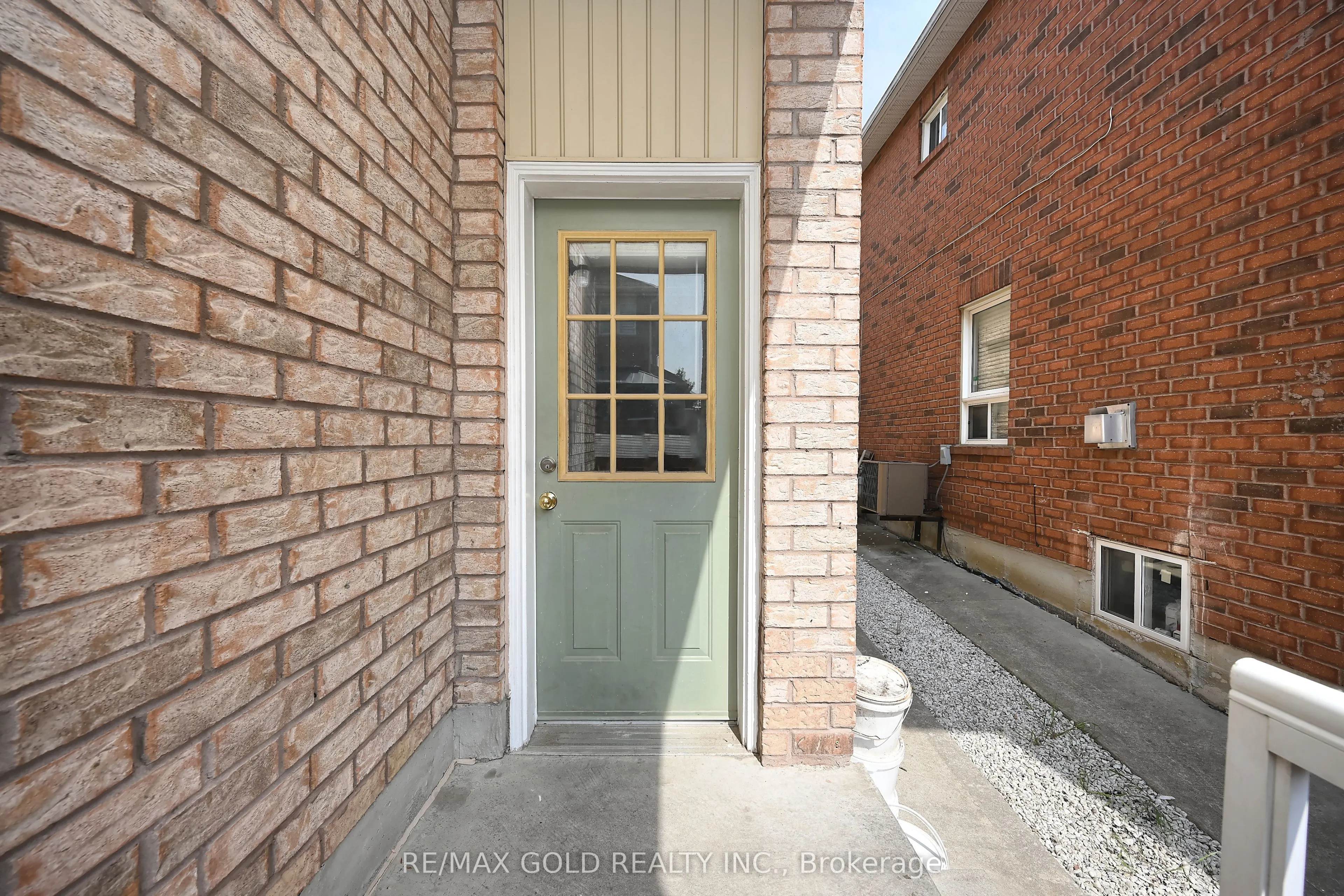 34 Saintsbury Crescent