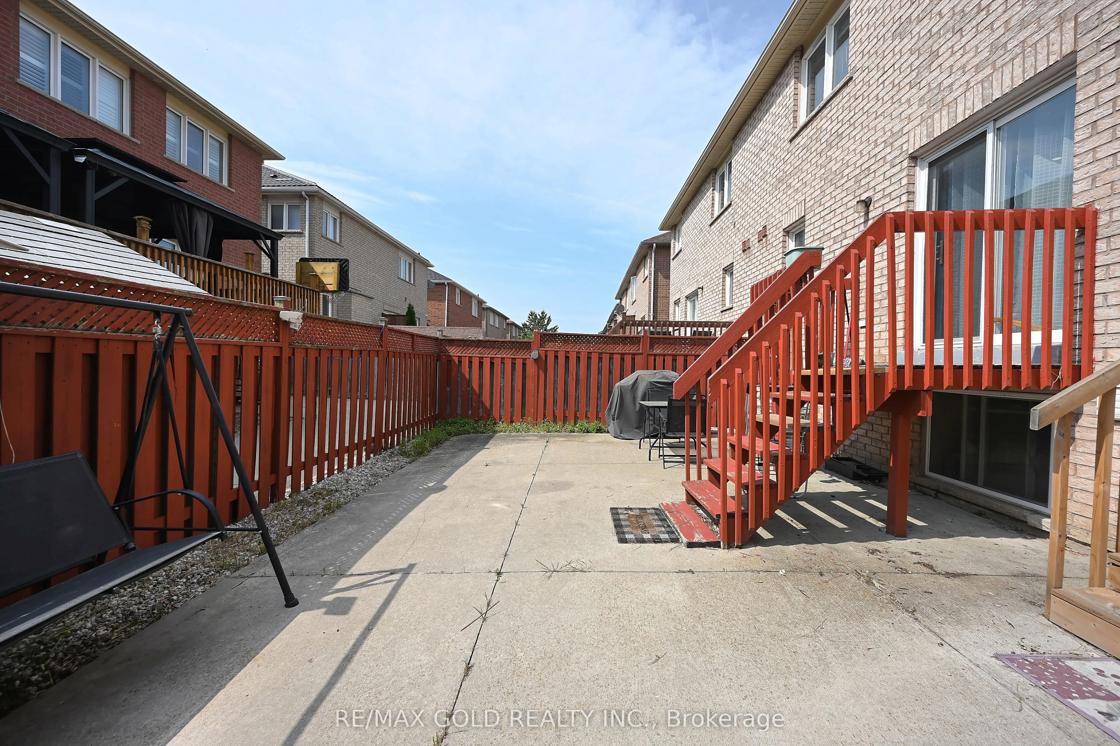 34 Saintsbury Crescent