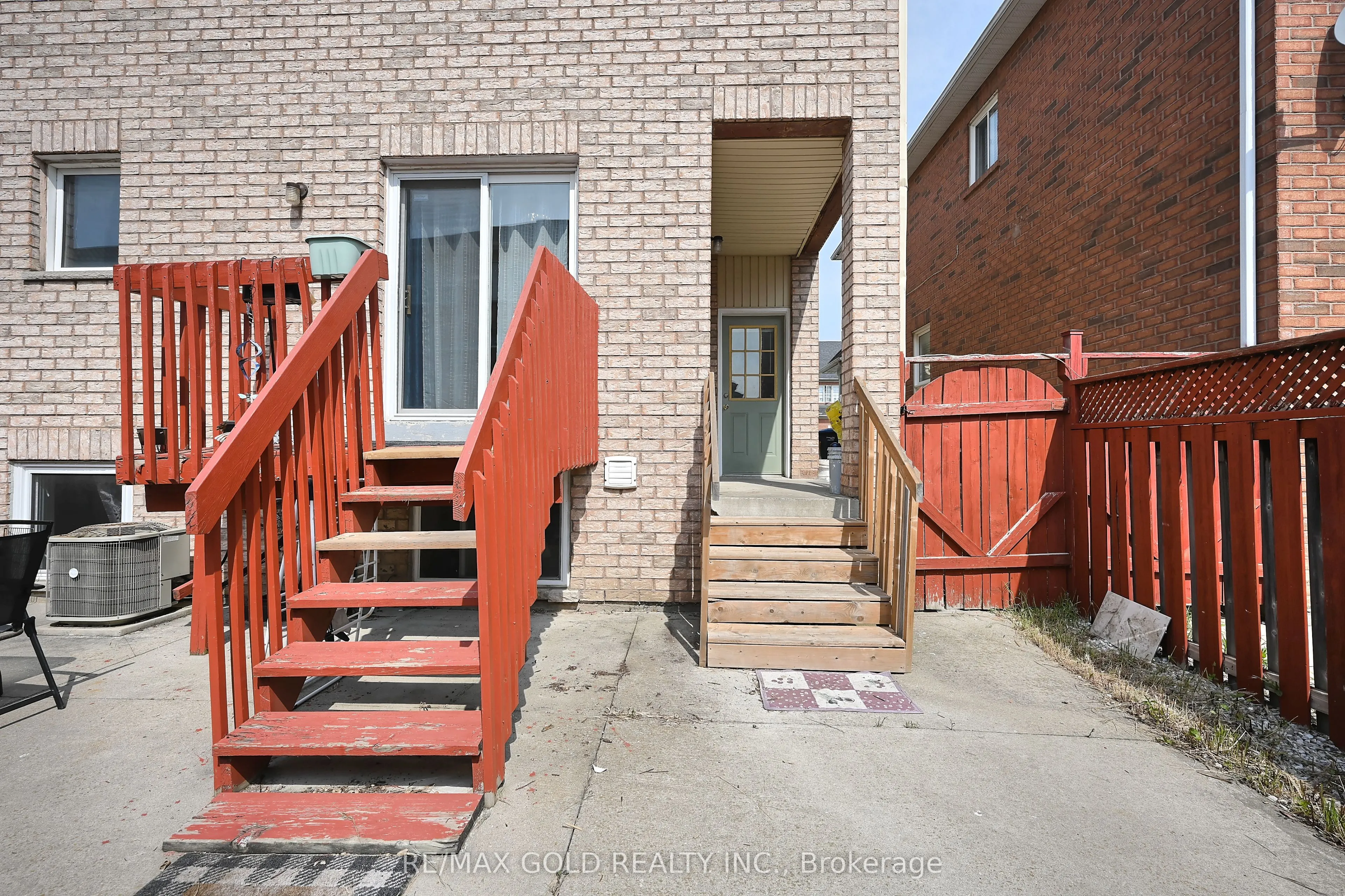 34 Saintsbury Crescent