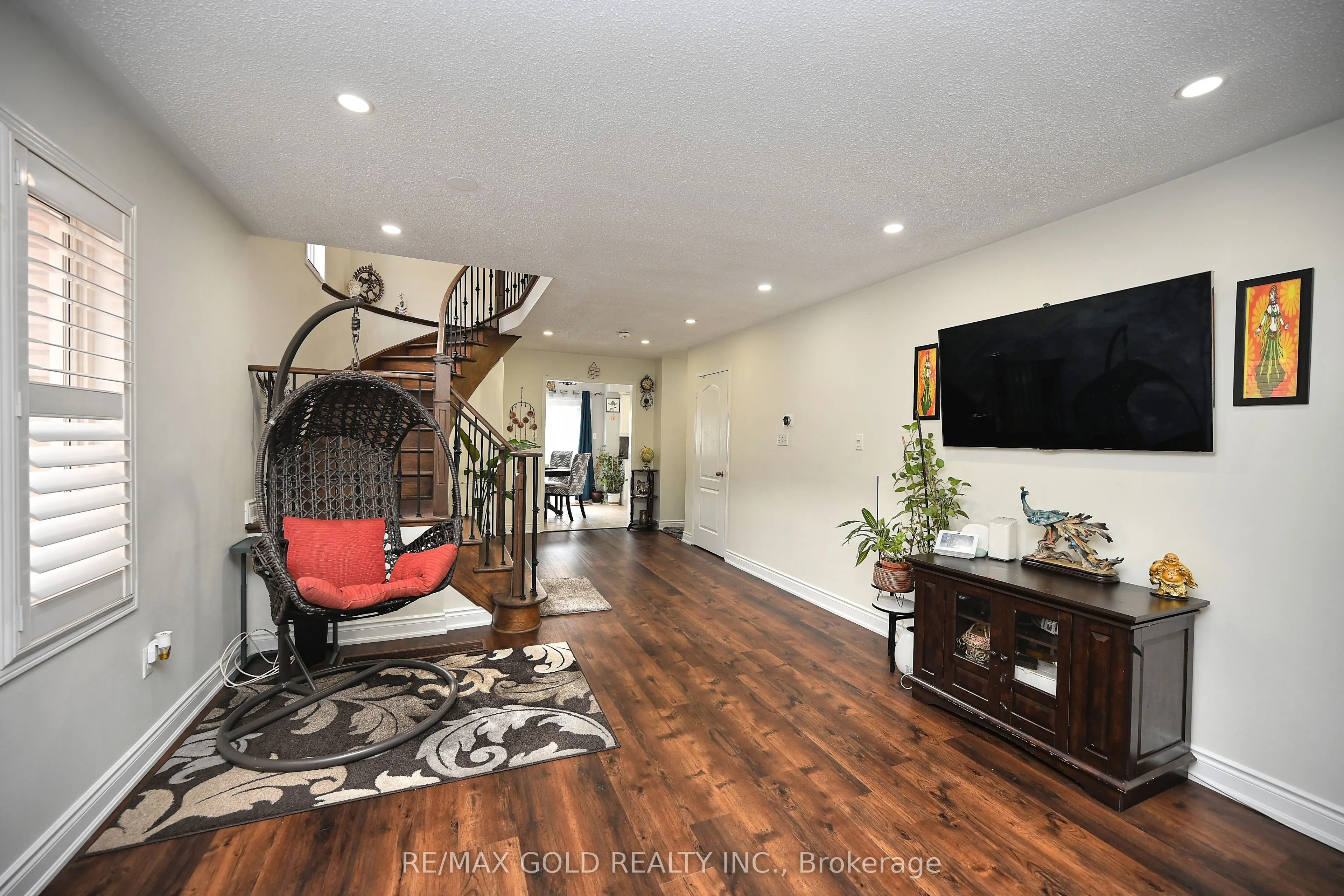 34 Saintsbury Crescent