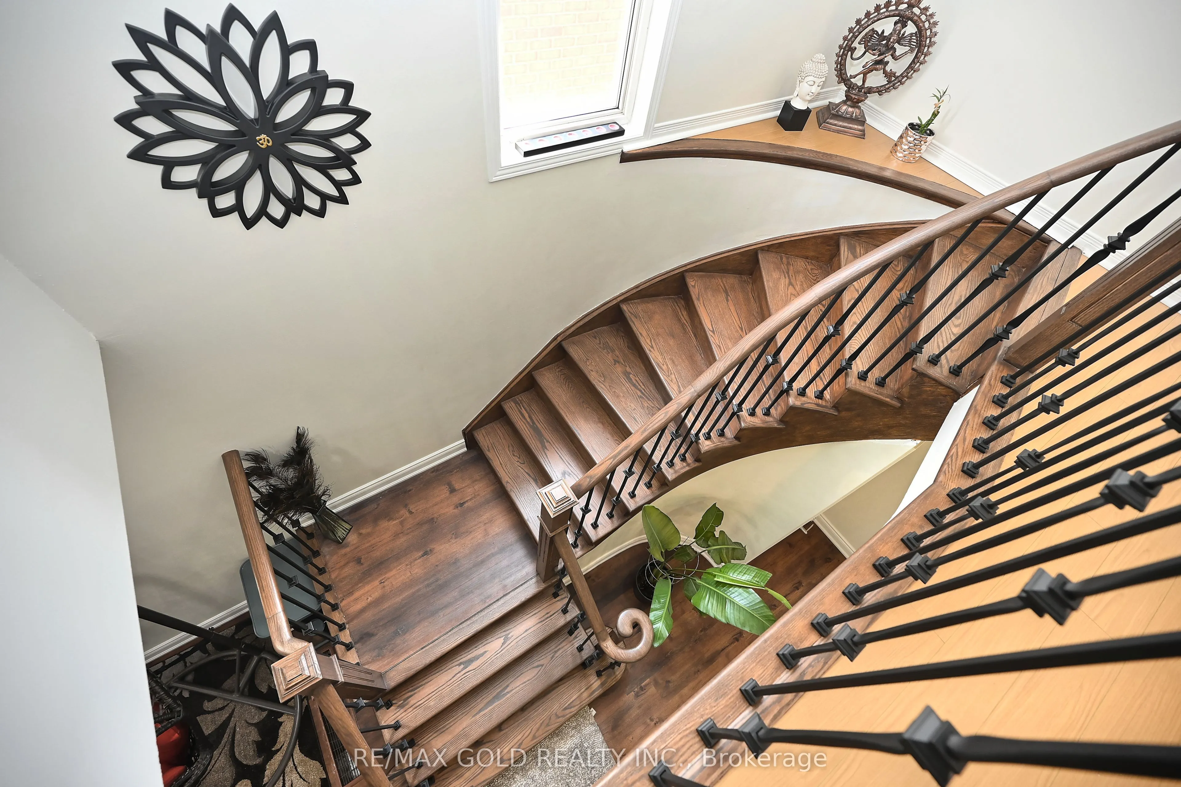 34 Saintsbury Crescent
