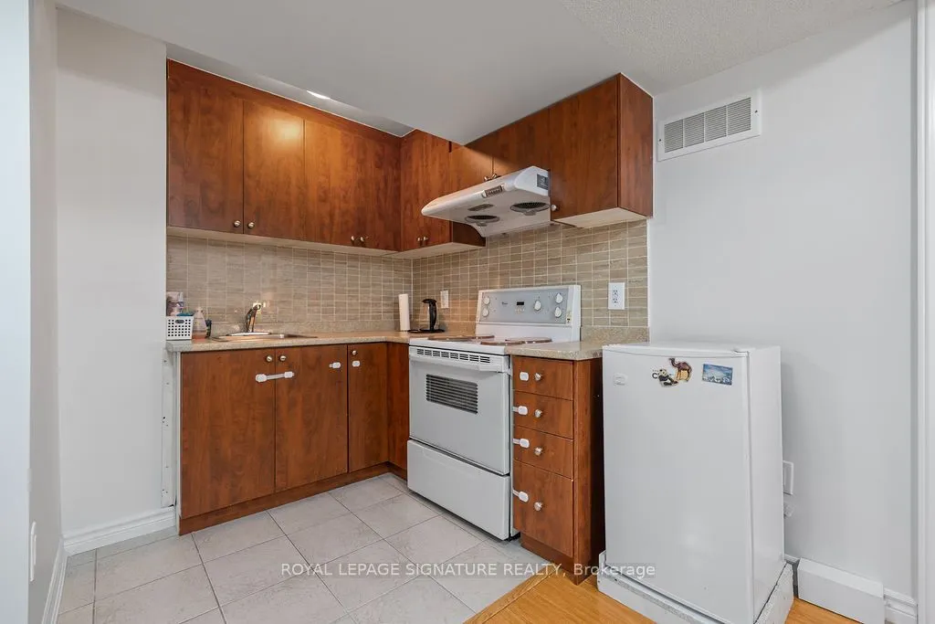 20 Tessler Crescent
