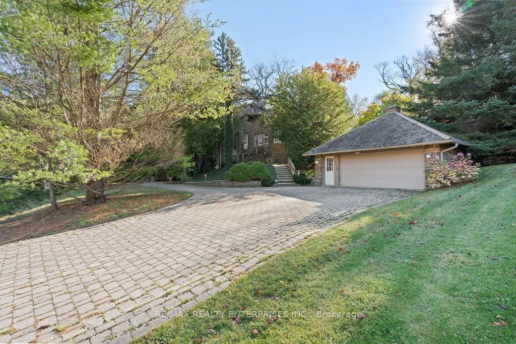 1520 Pinetree Crescent