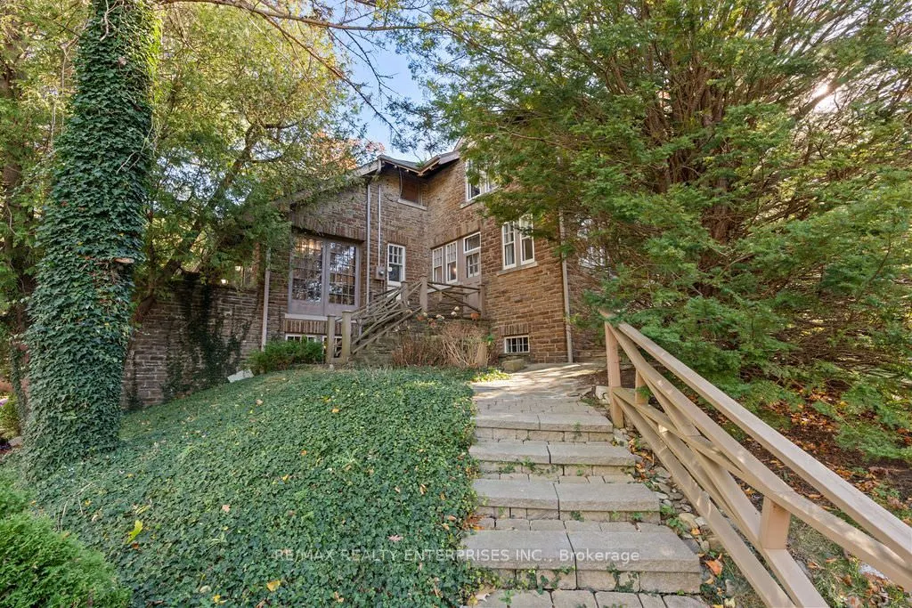1520 Pinetree Crescent