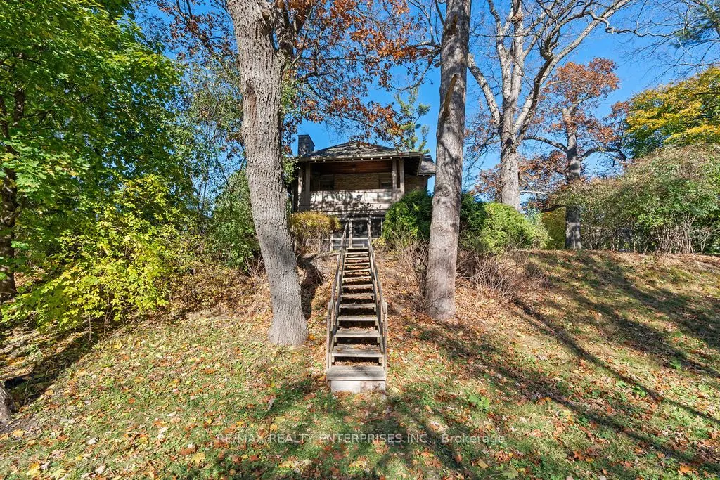 1520 Pinetree Crescent