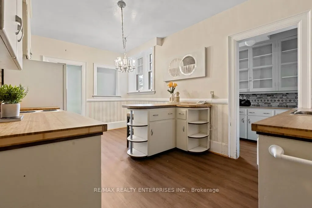 1520 Pinetree Crescent