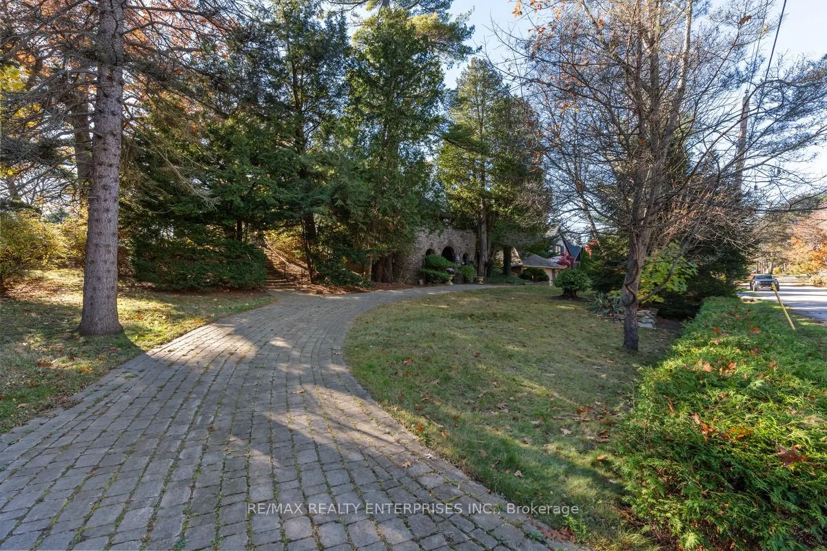 1520 Pinetree Crescent