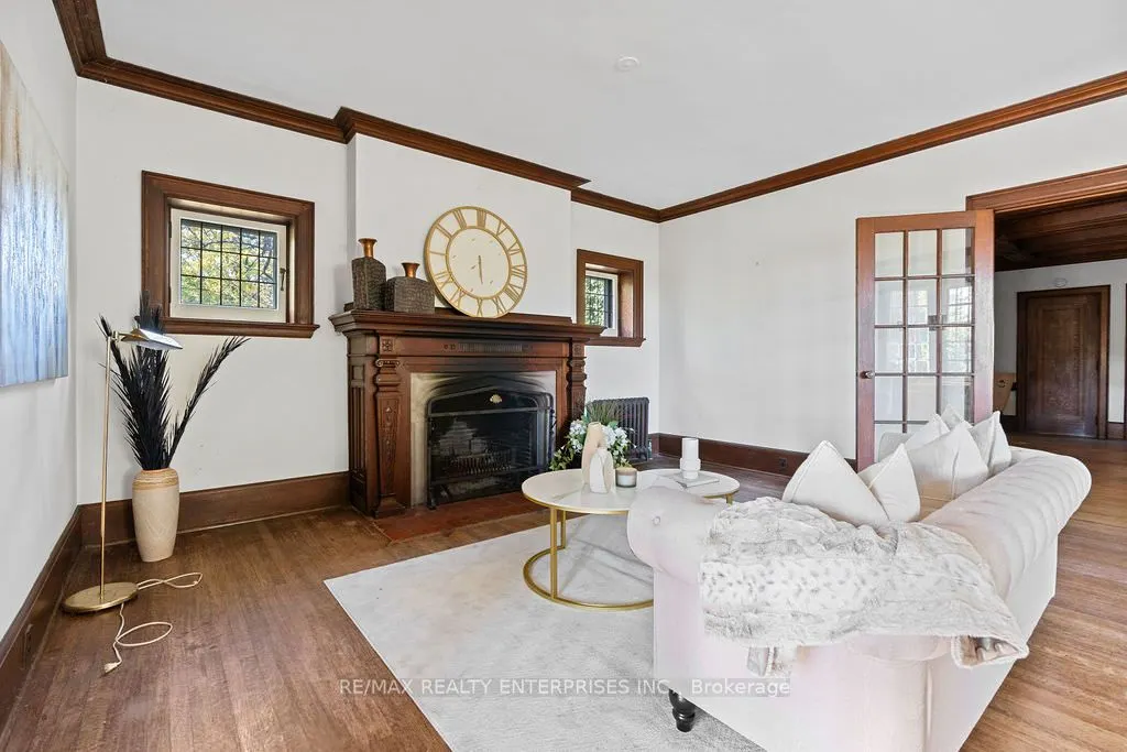 1520 Pinetree Crescent