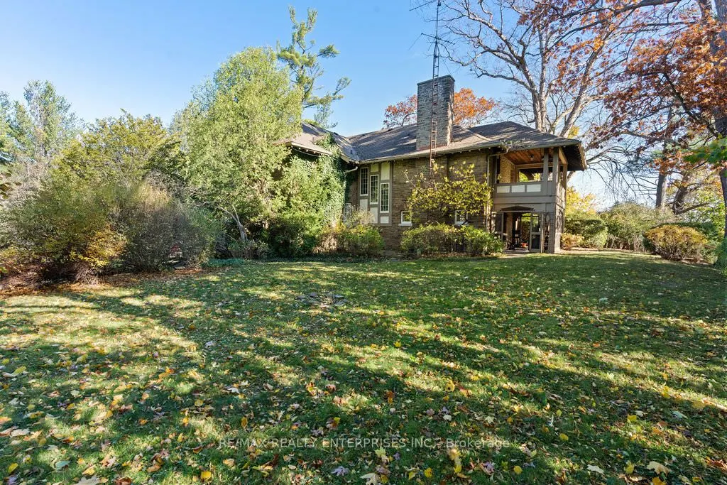 1520 Pinetree Crescent