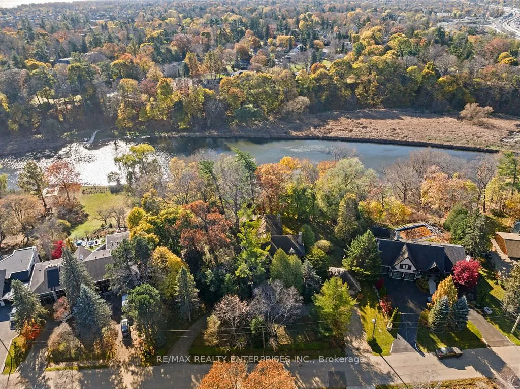 1520 Pinetree Crescent