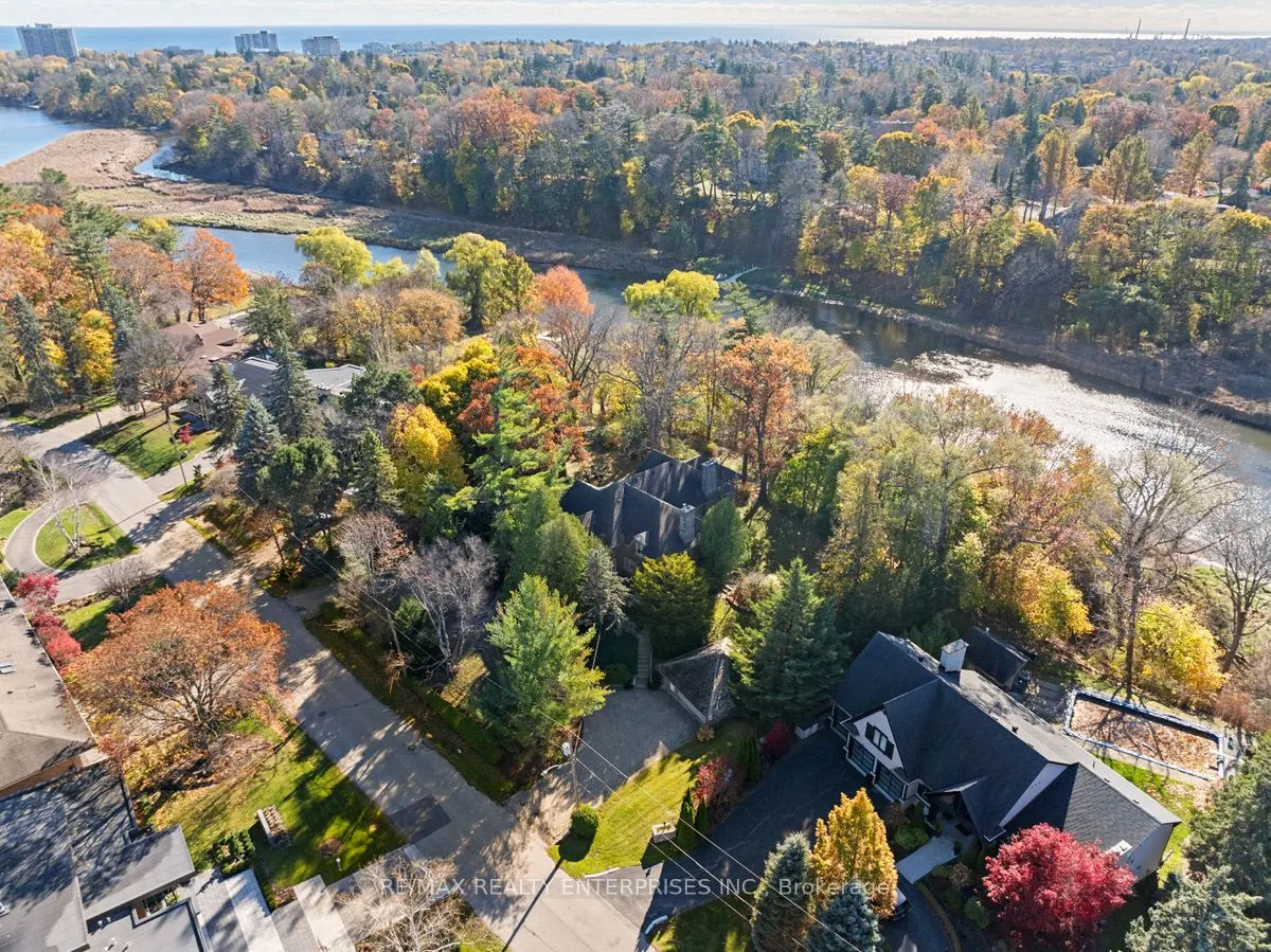 1520 Pinetree Crescent