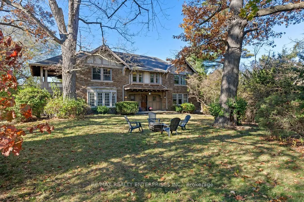 1520 Pinetree Crescent