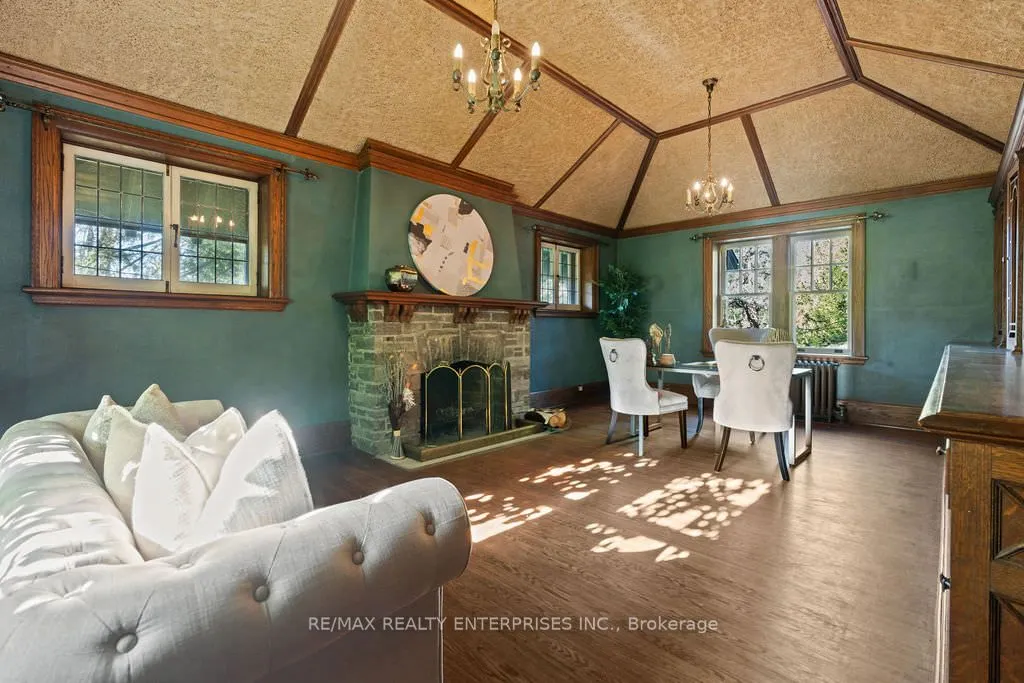 1520 Pinetree Crescent