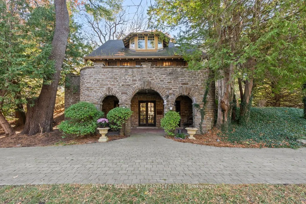 1520 Pinetree Crescent
