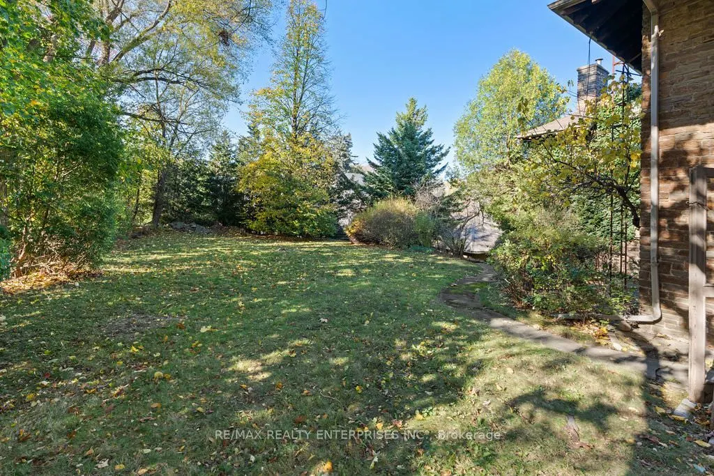 1520 Pinetree Crescent