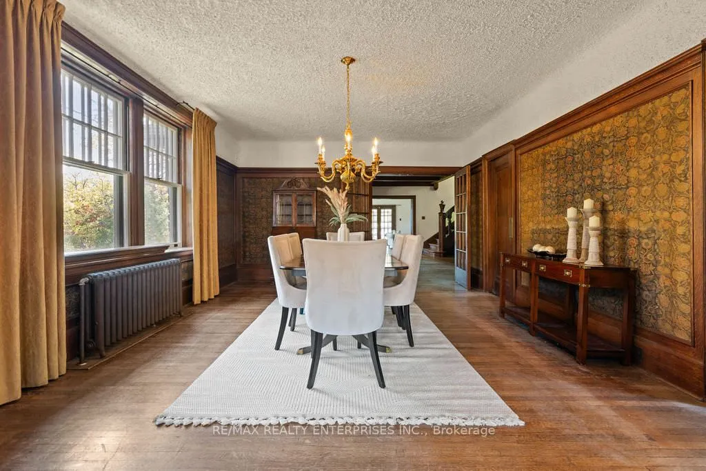 1520 Pinetree Crescent