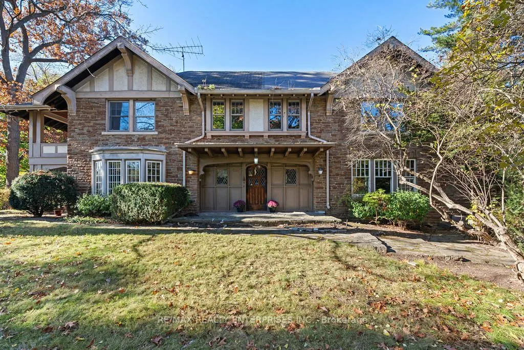 1520 Pinetree Crescent