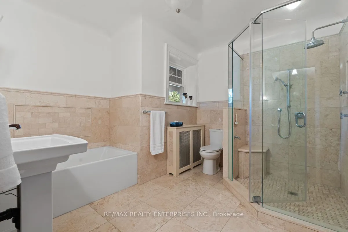 1520 Pinetree Crescent