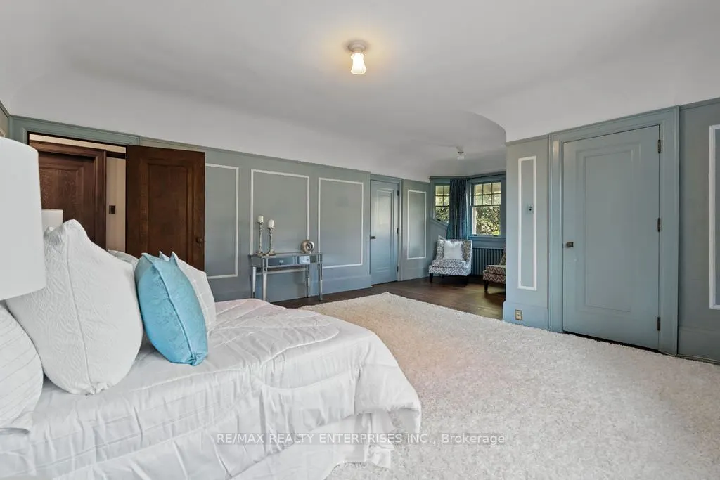 1520 Pinetree Crescent