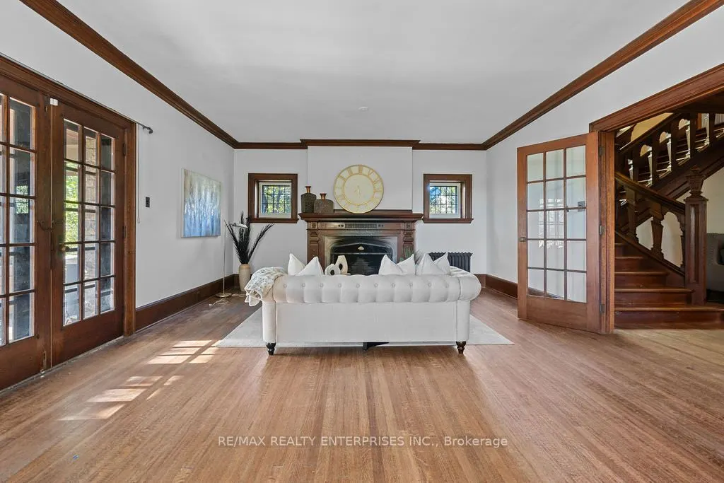 1520 Pinetree Crescent