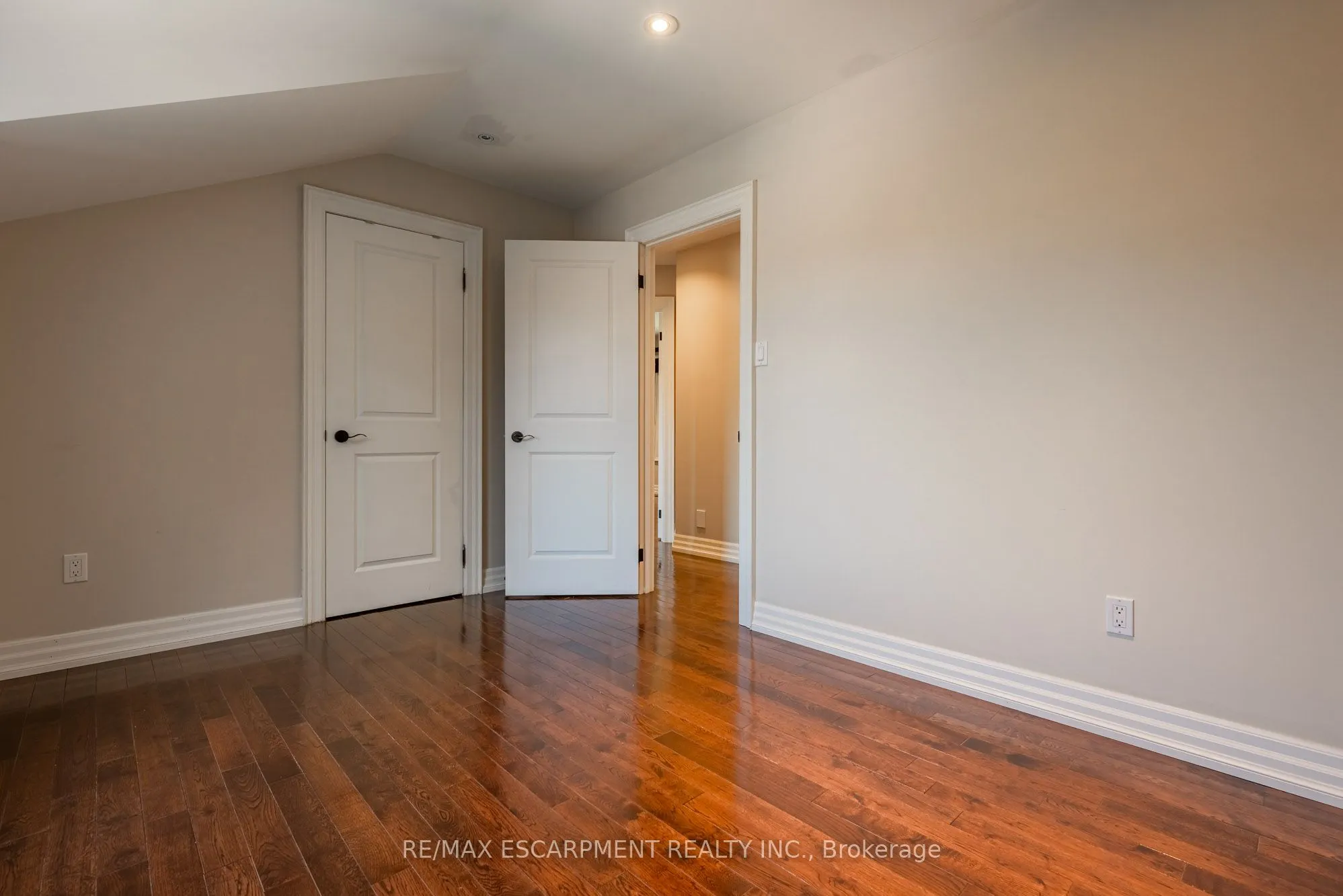 1034 Lakeshore Road W