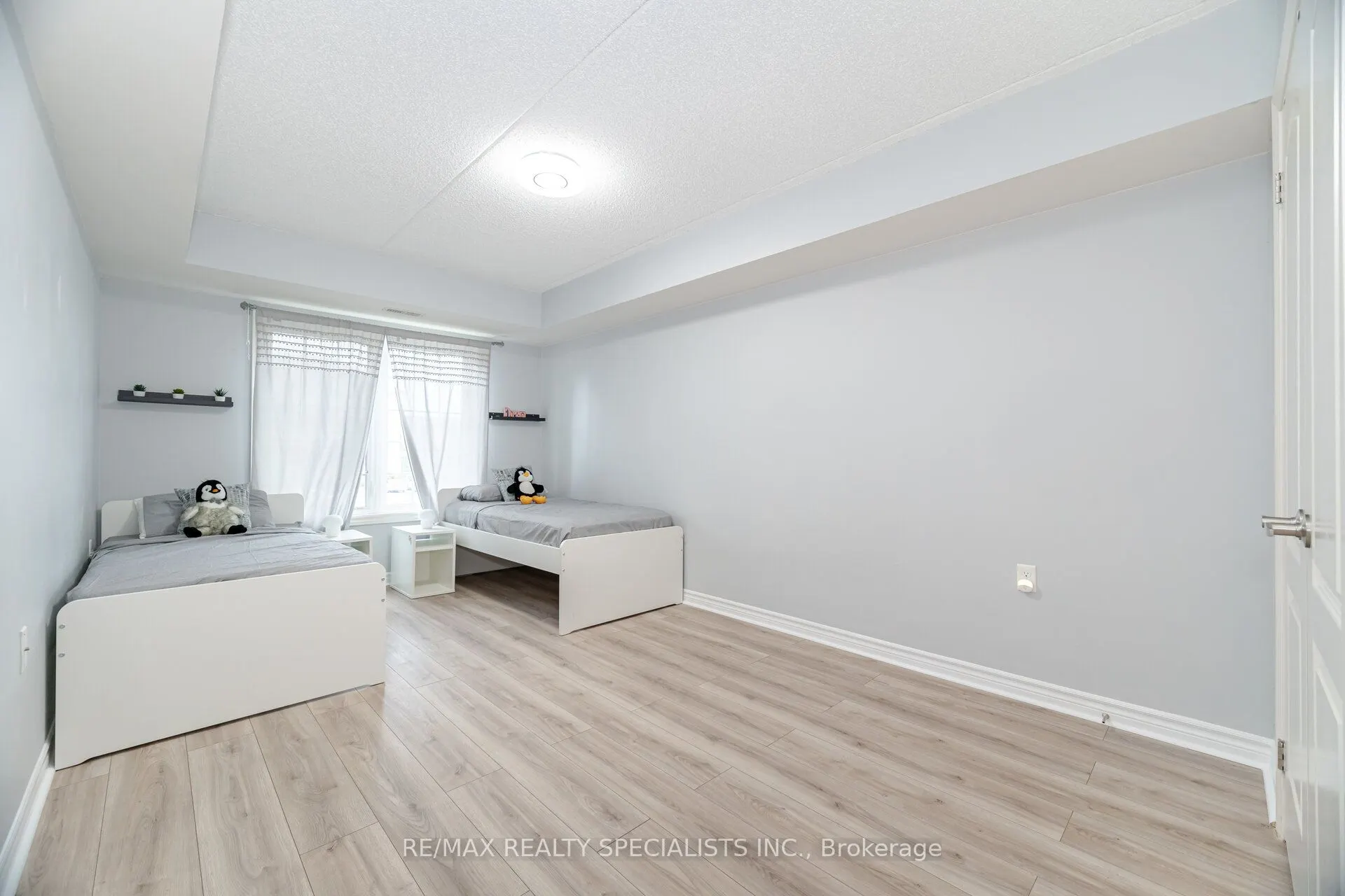 1450 MAIN Street E, #214