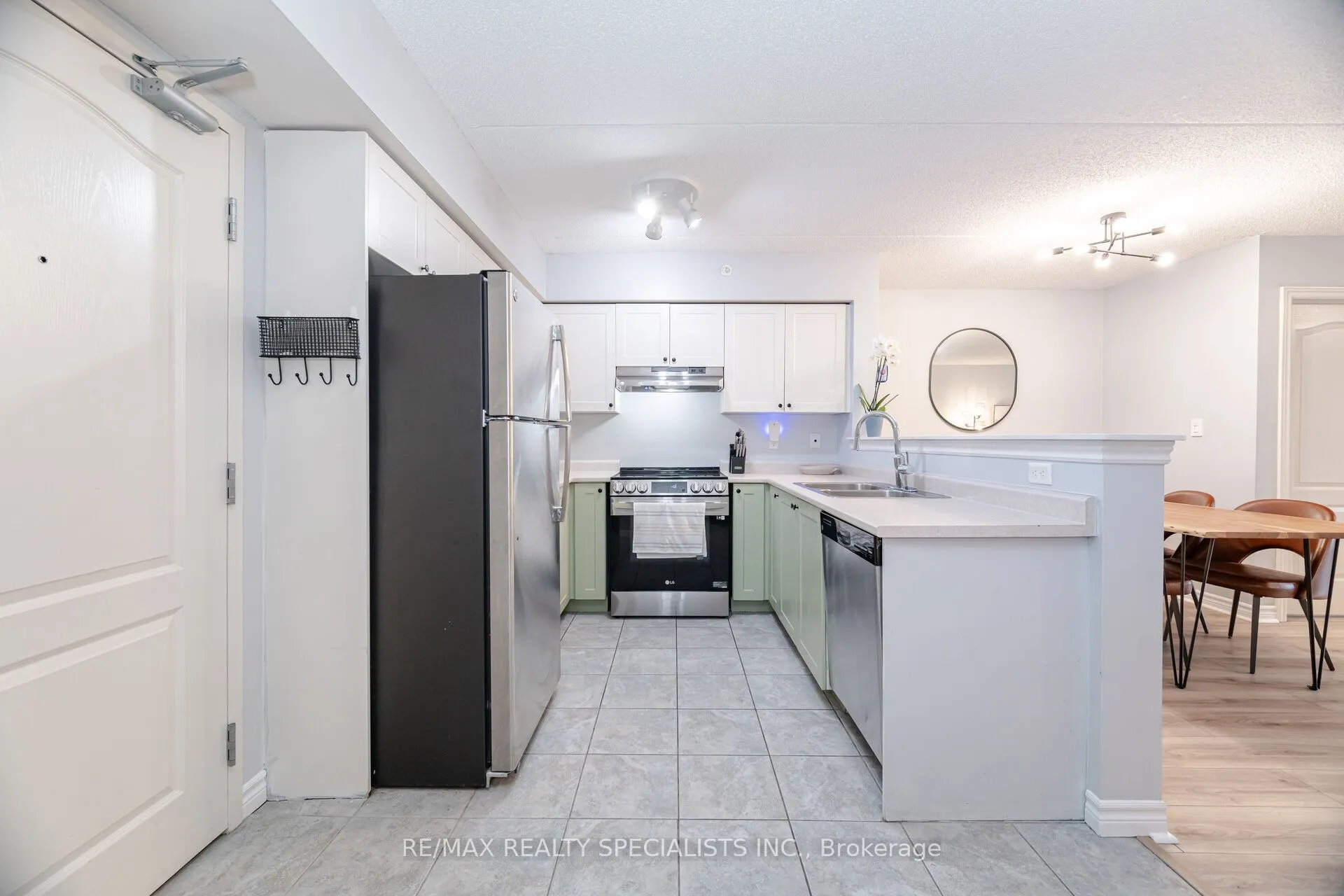 1450 MAIN Street E, #214