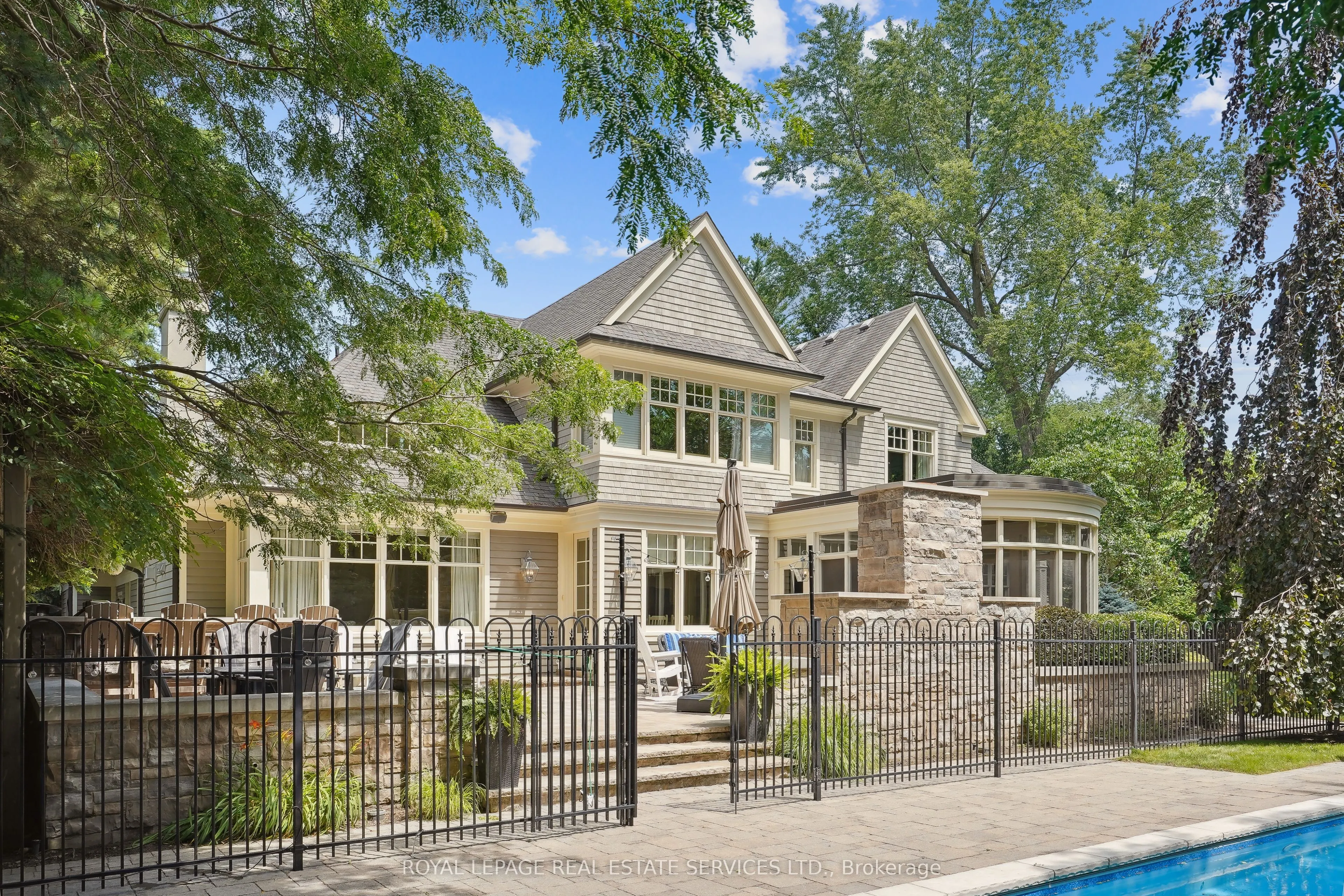 1267 Cumnock Crescent