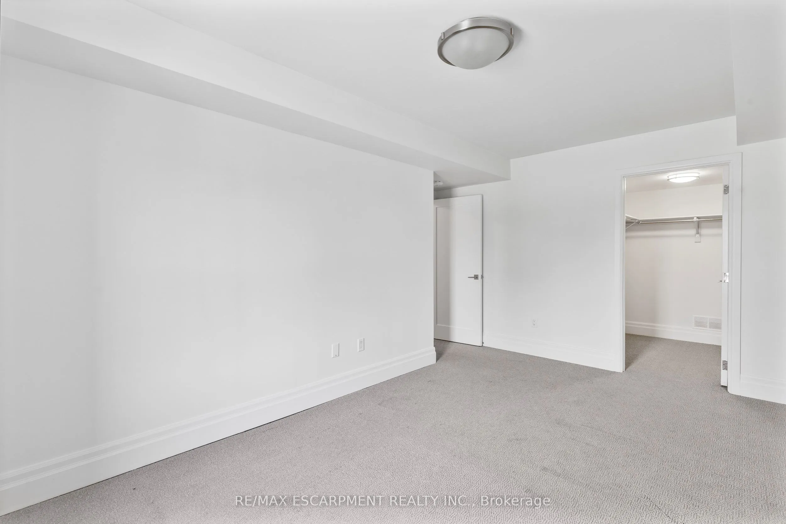 760 Lakeshore Road E, #206