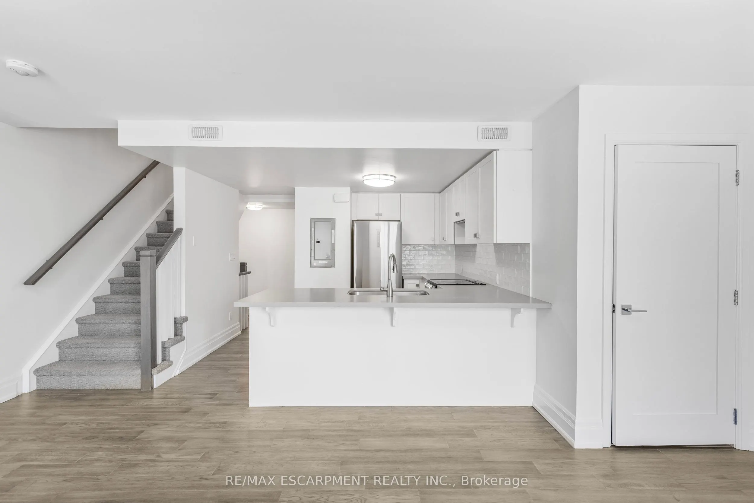 760 Lakeshore Road E, #206