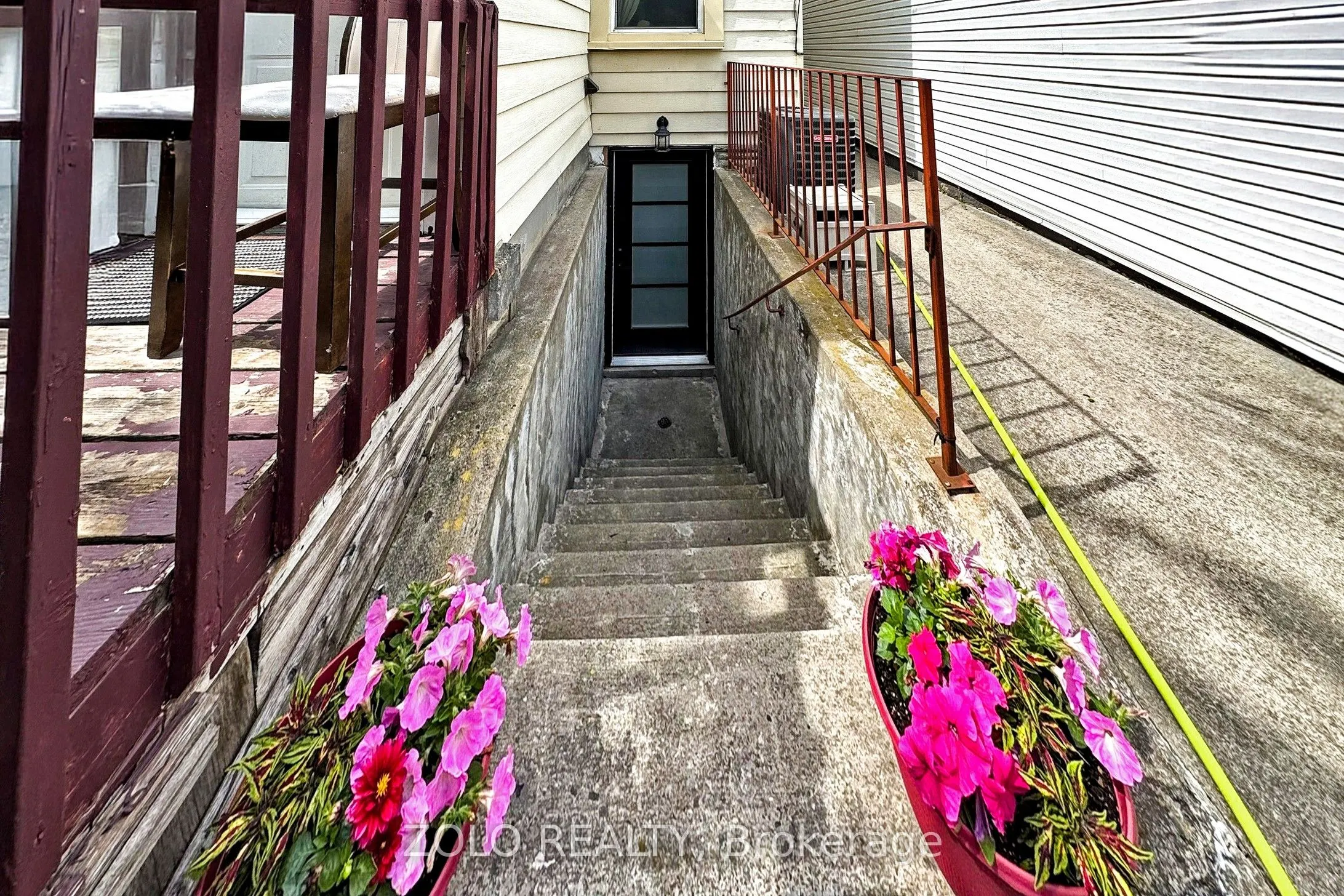 1083 Dupont Street