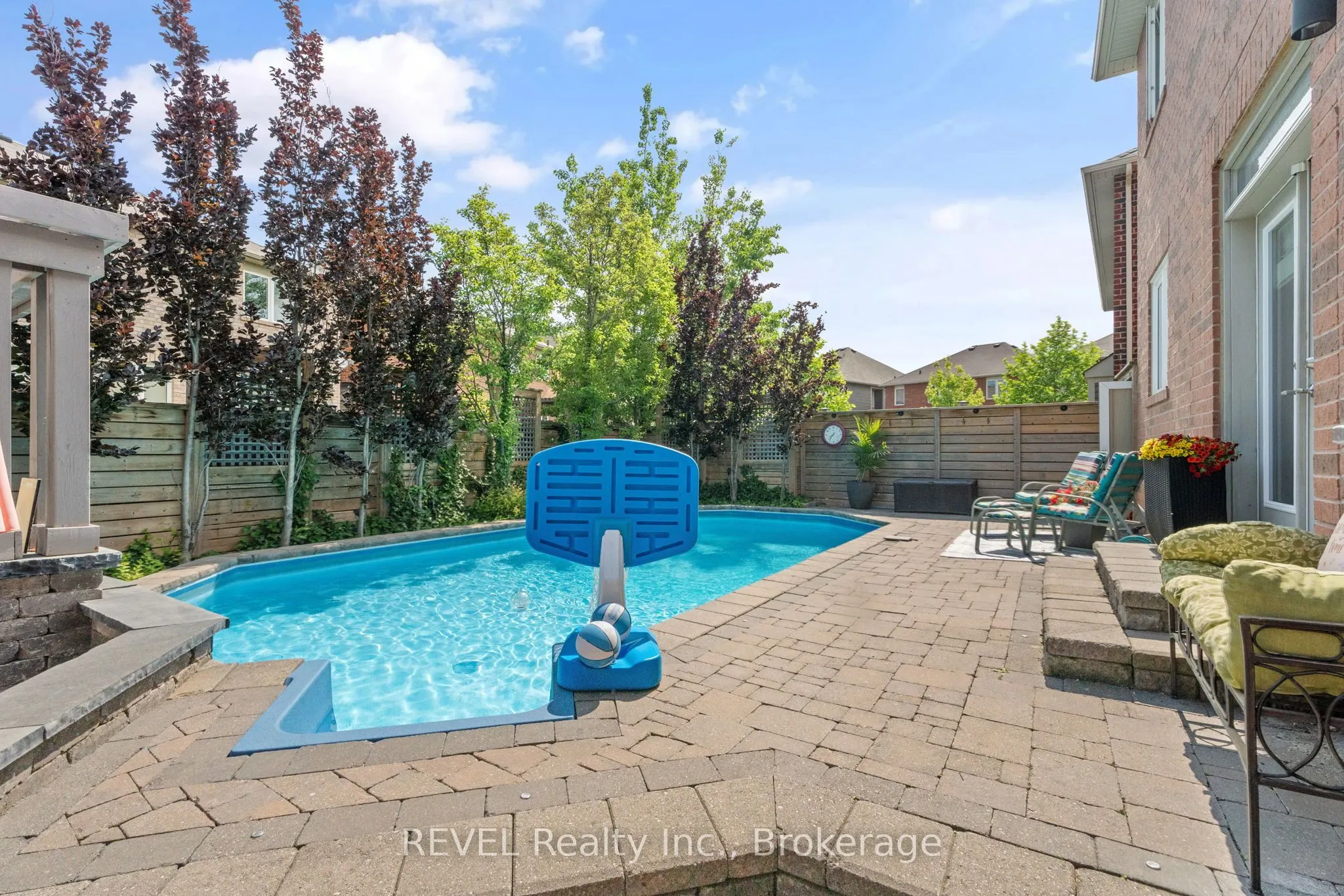 401 Schreyer Crescent