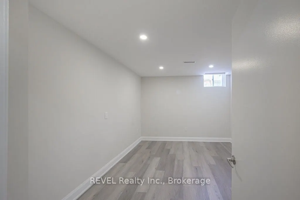 401 Schreyer Crescent
