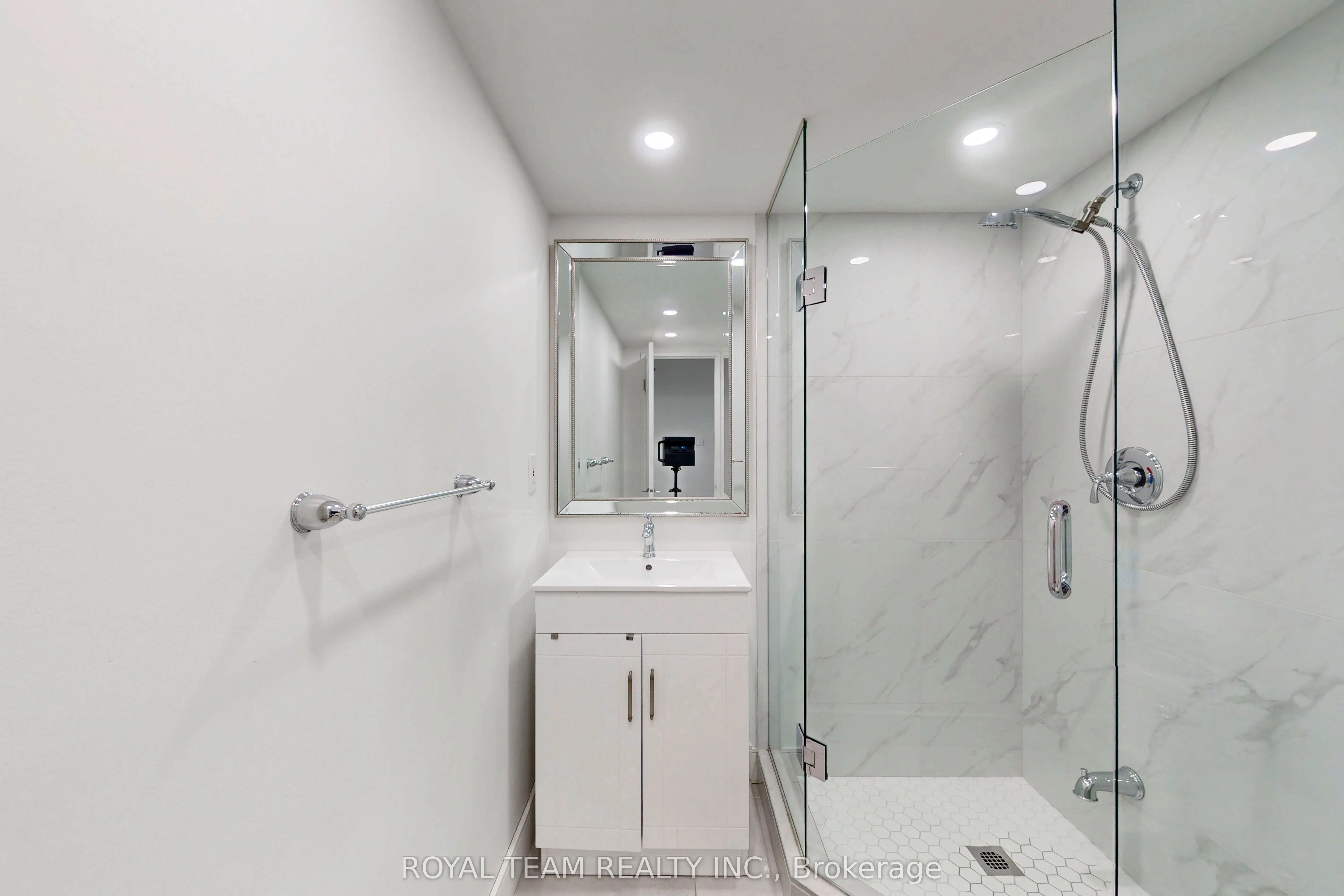 75 King Street E, #1403