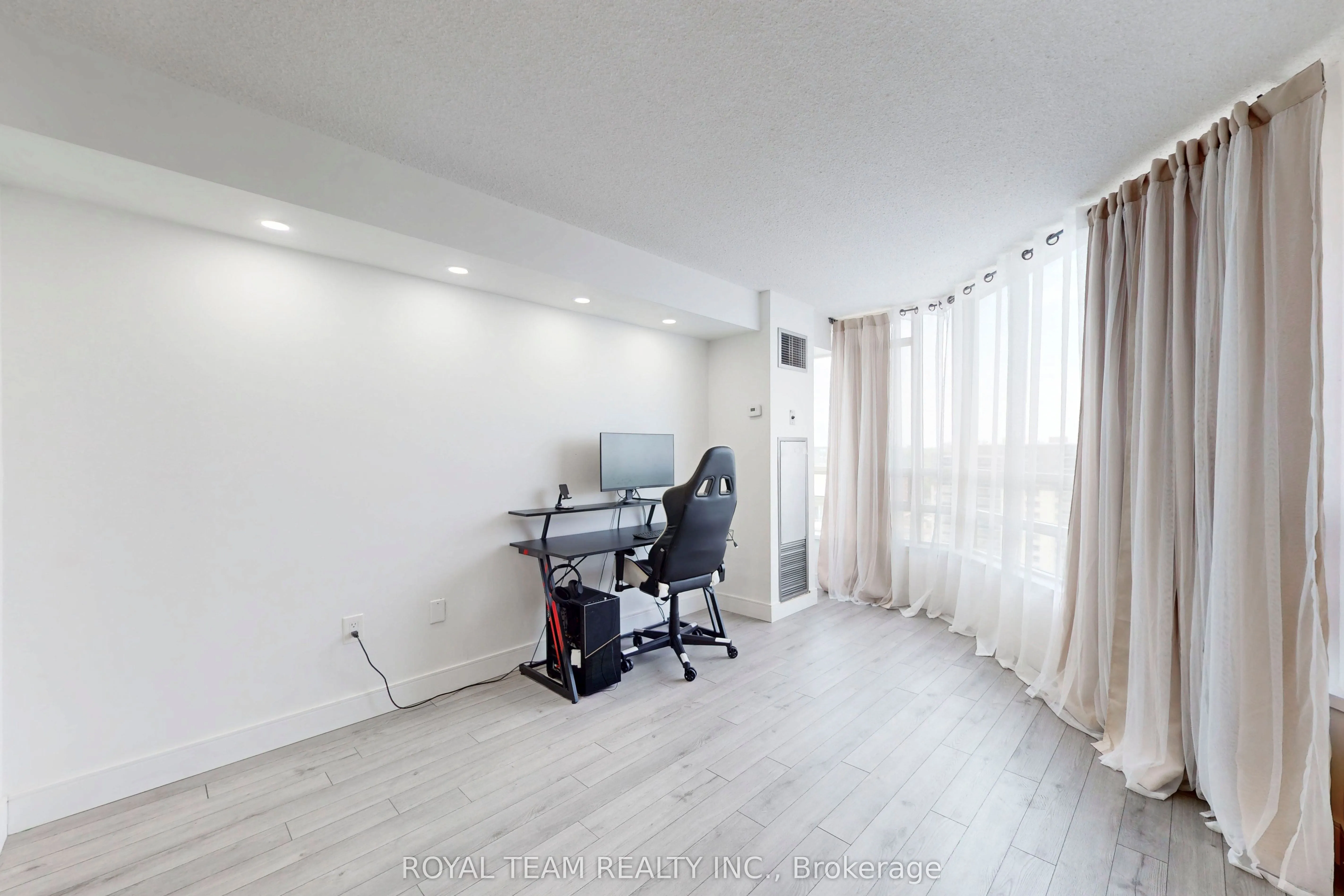 75 King Street E, #1403