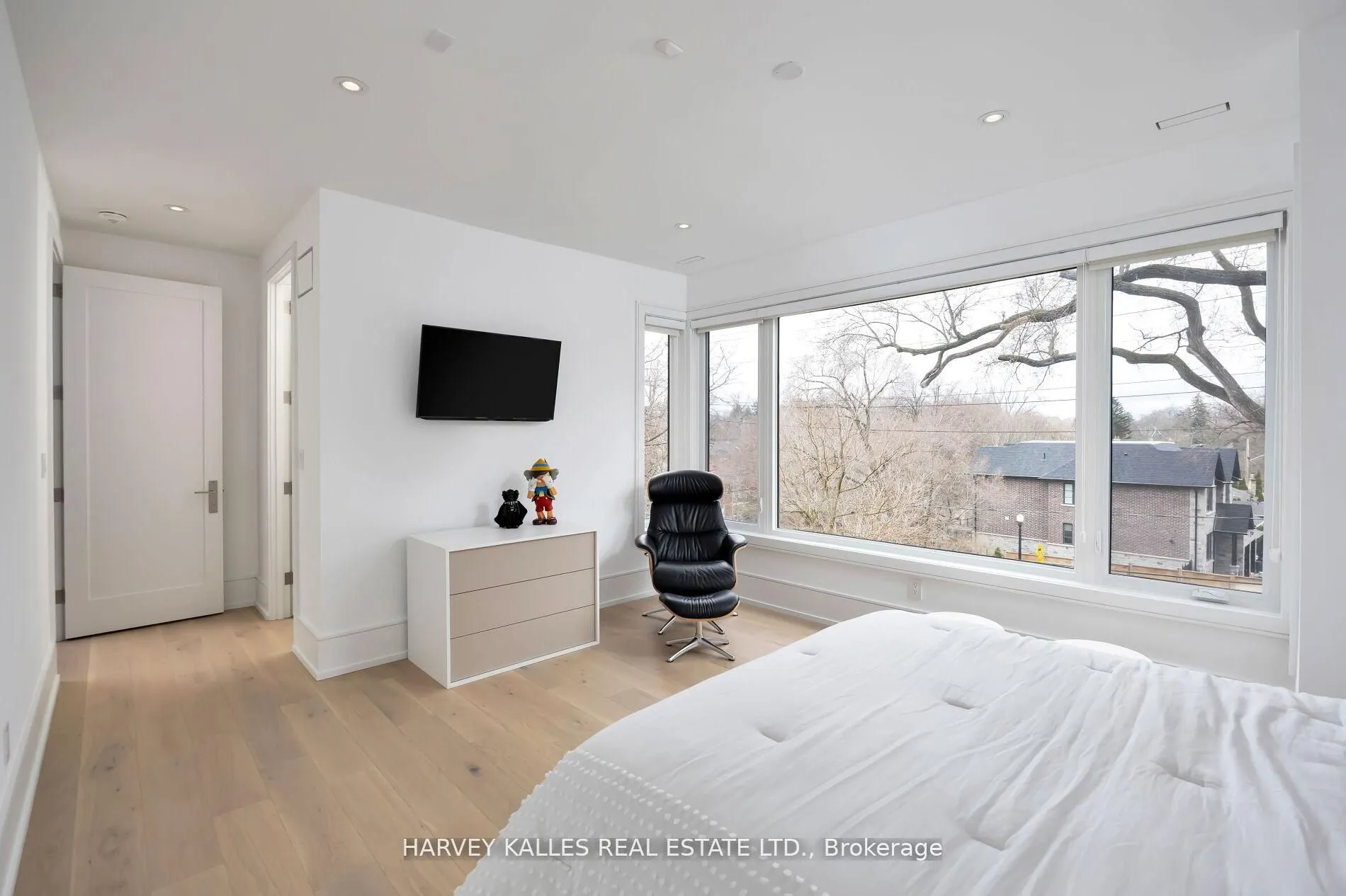 837 ROYAL YORK Road