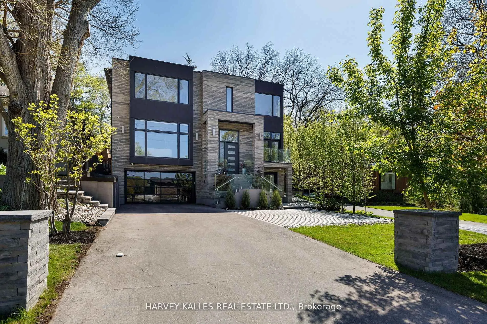 837 ROYAL YORK Road