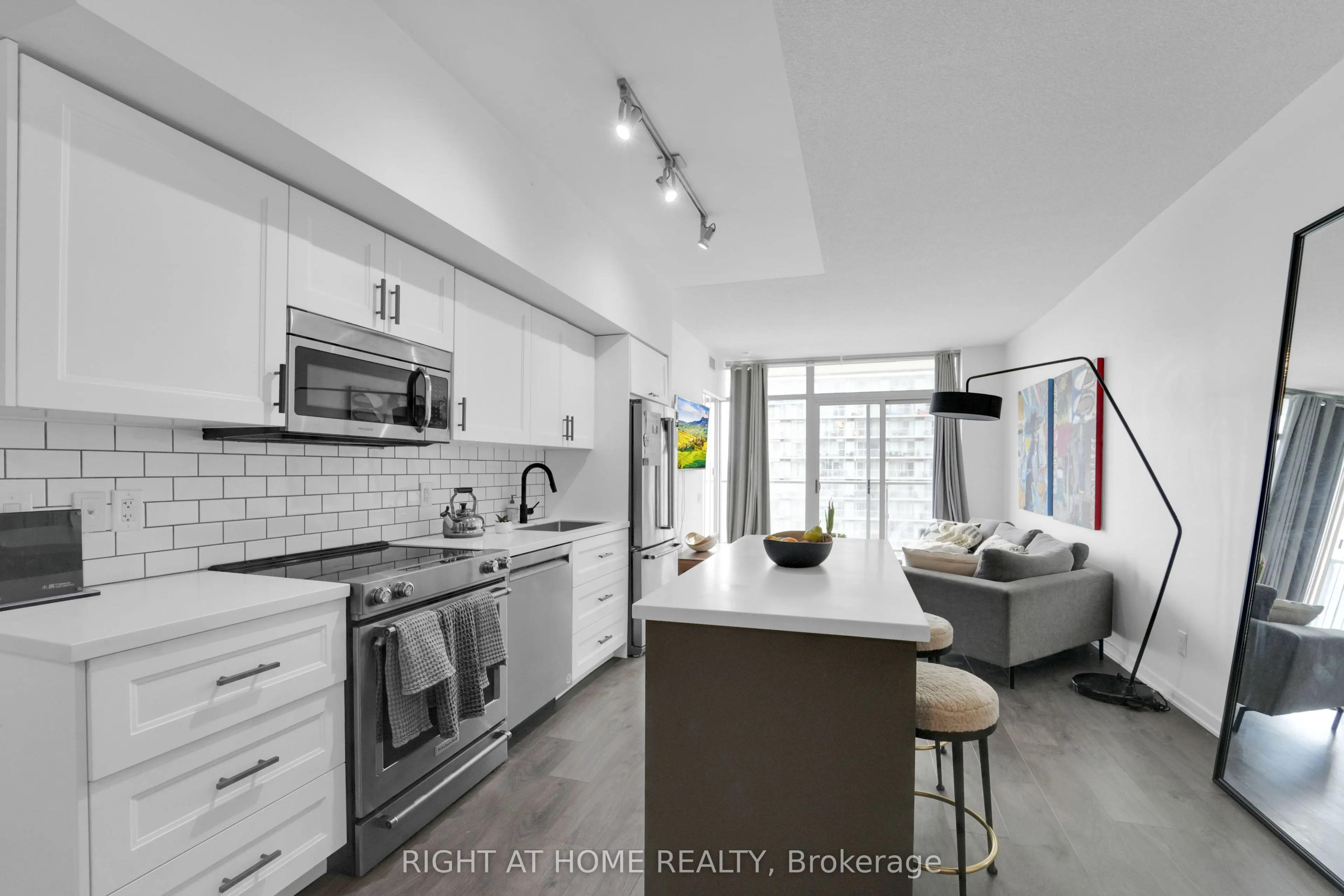 105 THE QUEENSWAY, #1414