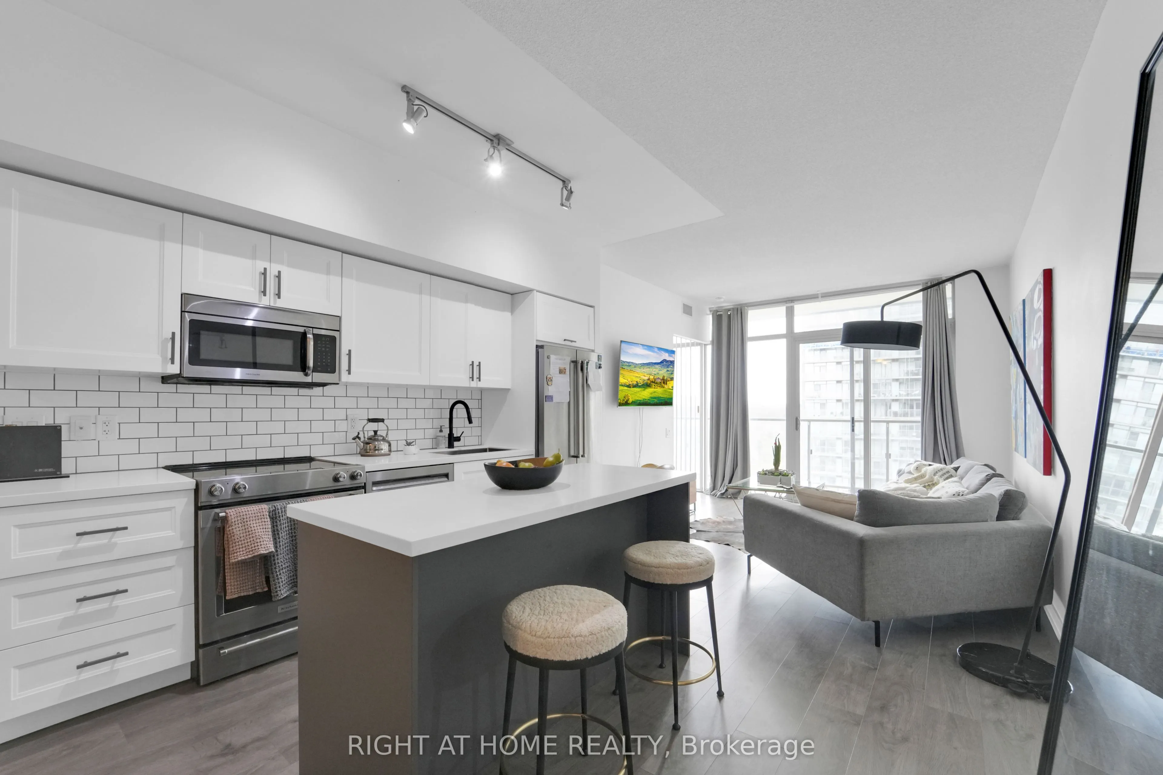 105 THE QUEENSWAY, #1414
