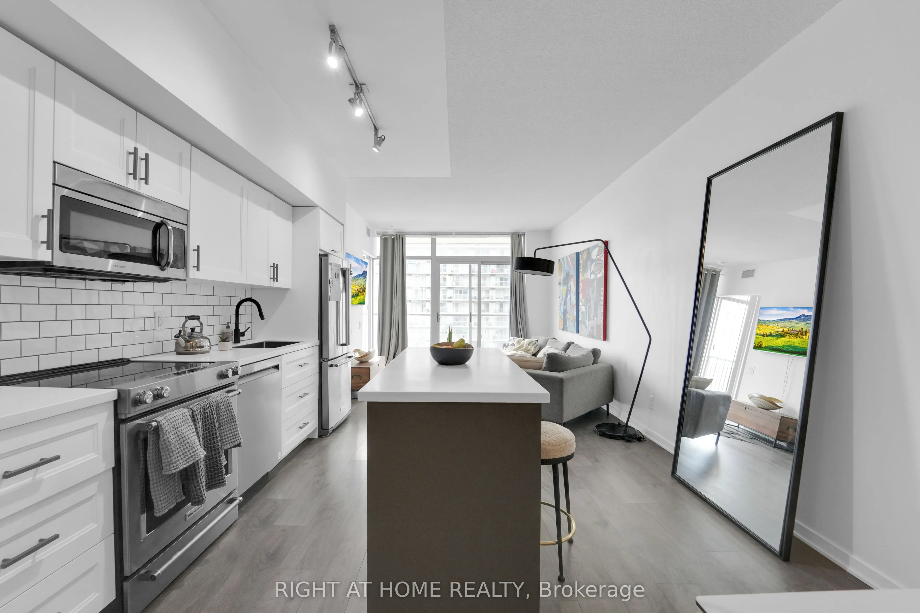 105 THE QUEENSWAY, #1414