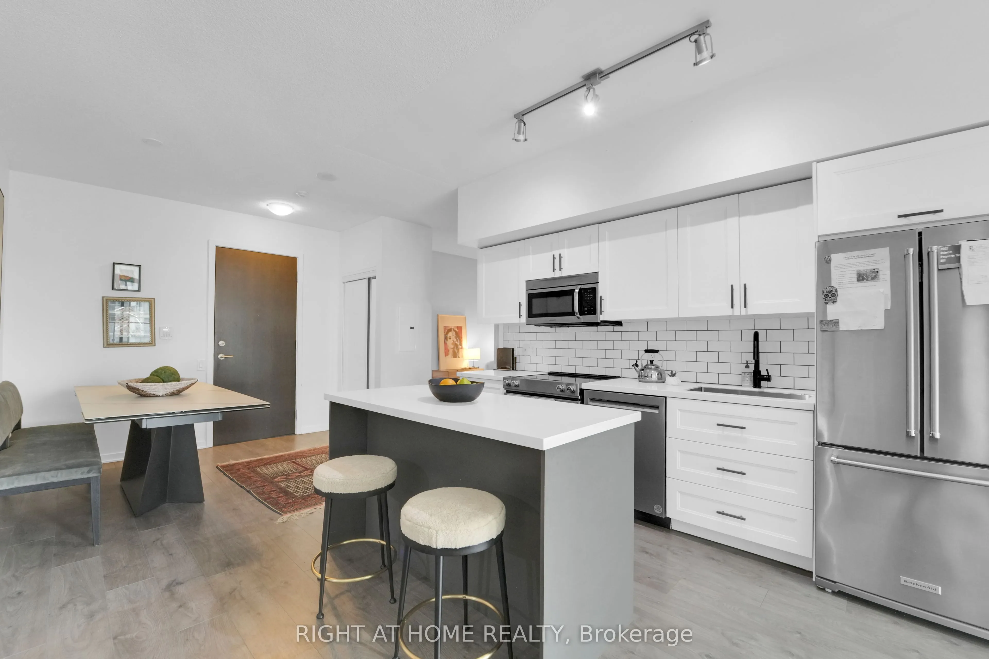 105 THE QUEENSWAY, #1414