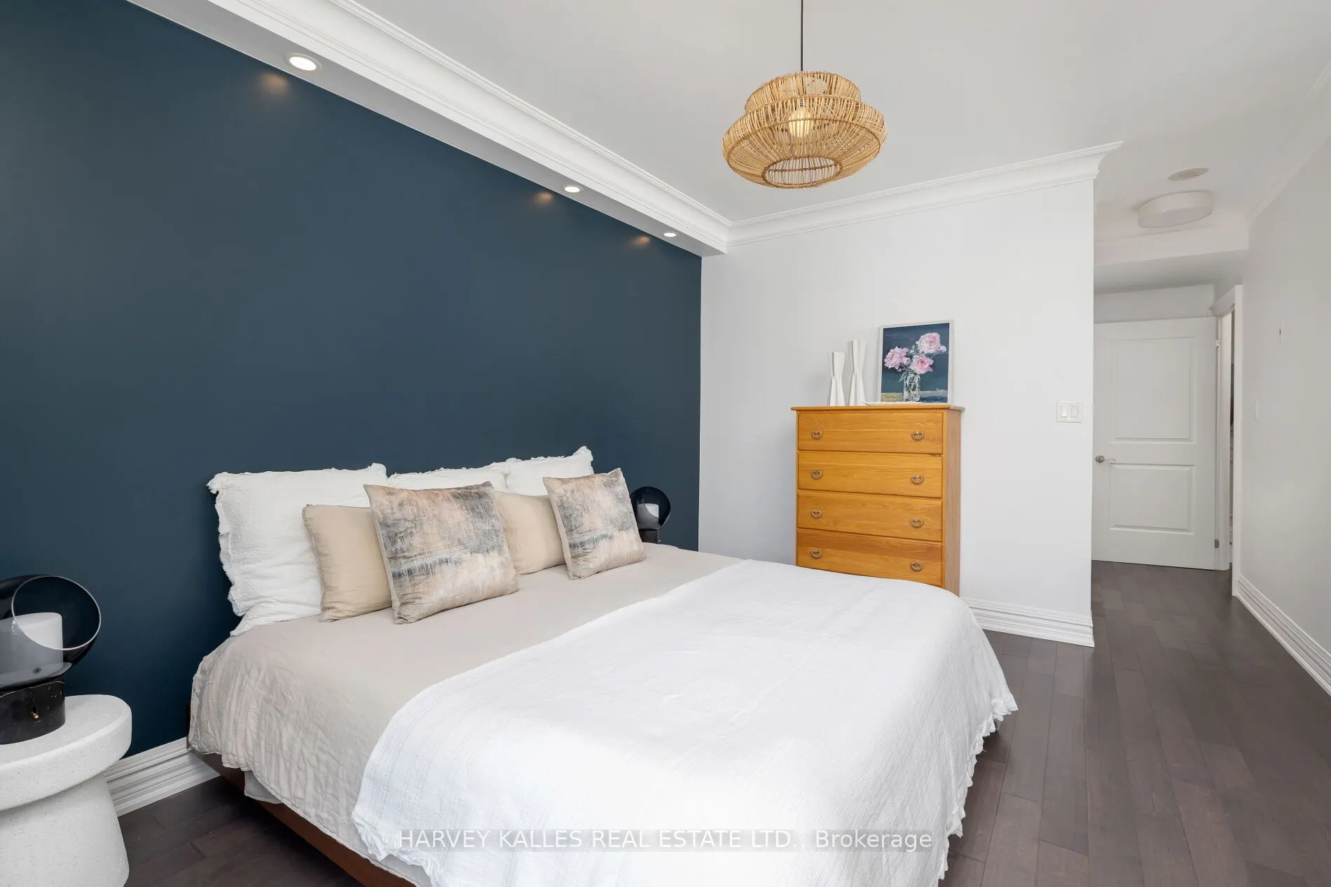 3085 Bloor Street W, #212