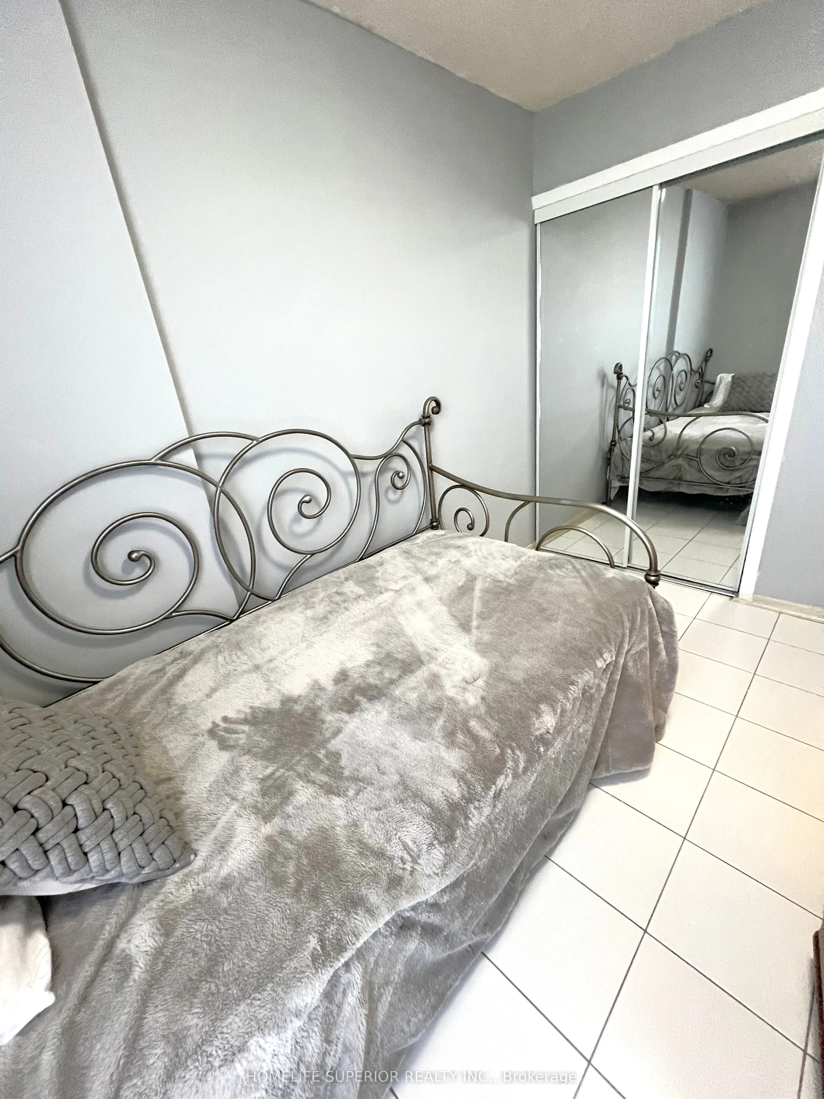 25 Kensington Road, #1011